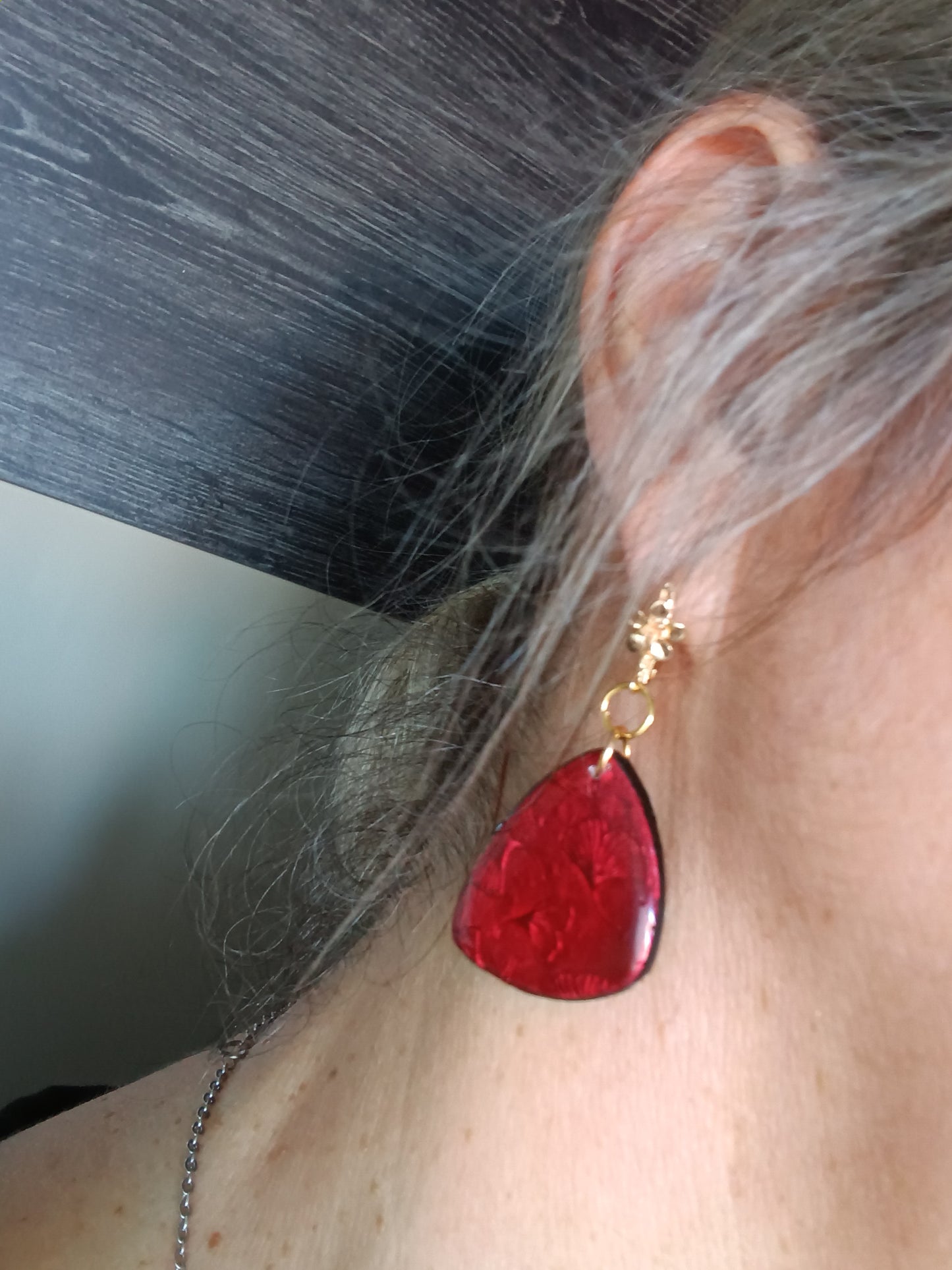 Boucles d'oreilles en résine, et cernit rouge