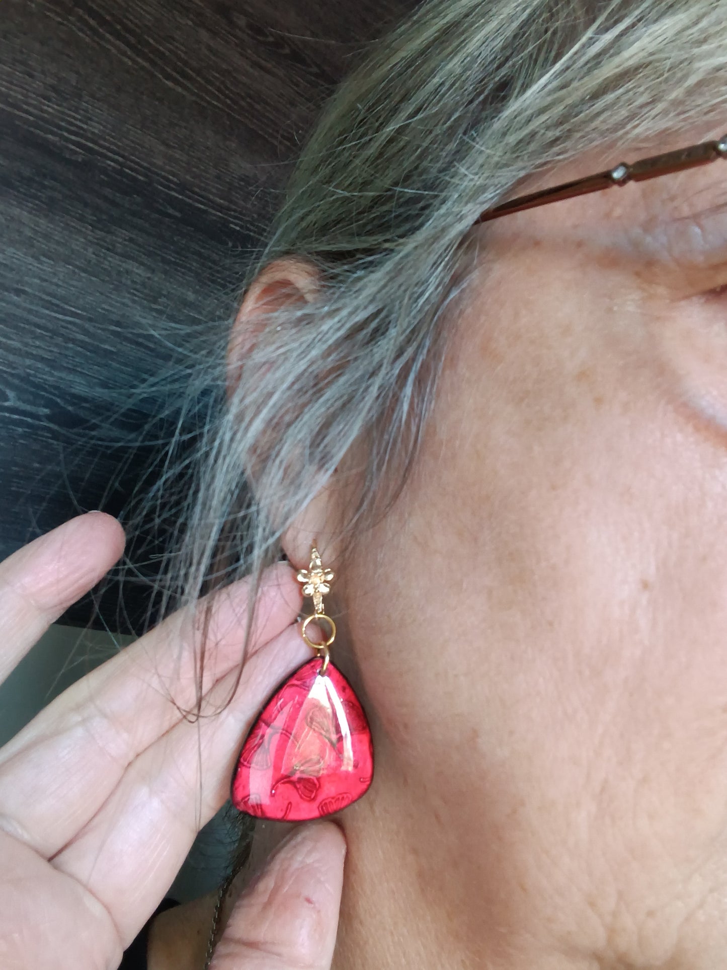 Boucles d'oreilles en résine, et cernit rouge