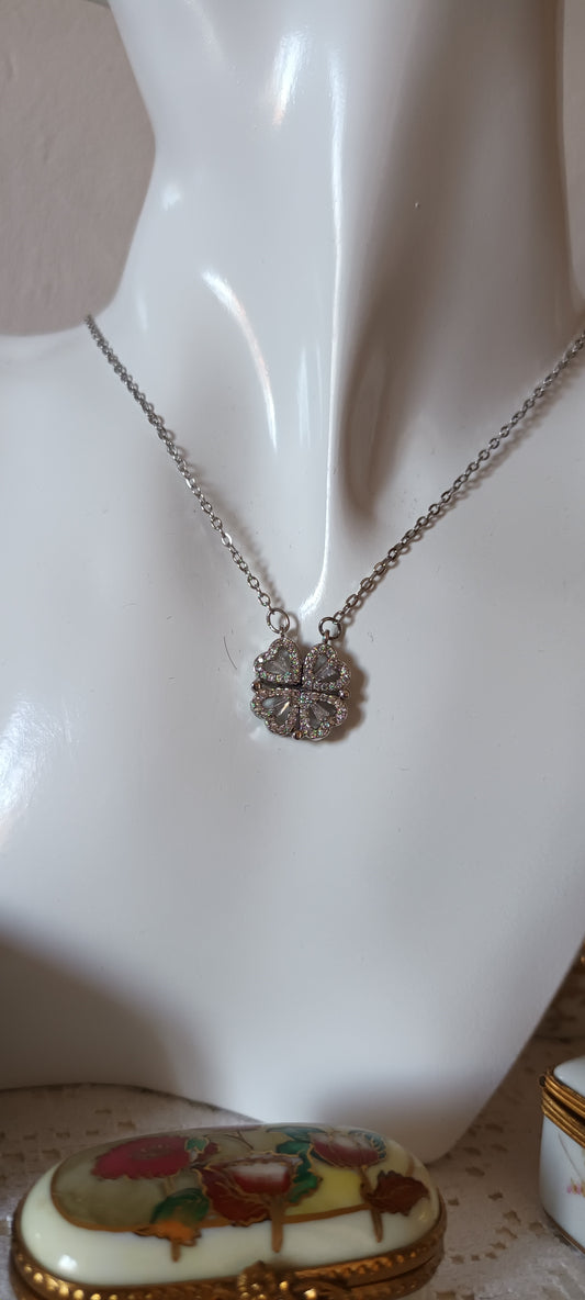 collier en trèfle  aimanté 4 cœurs