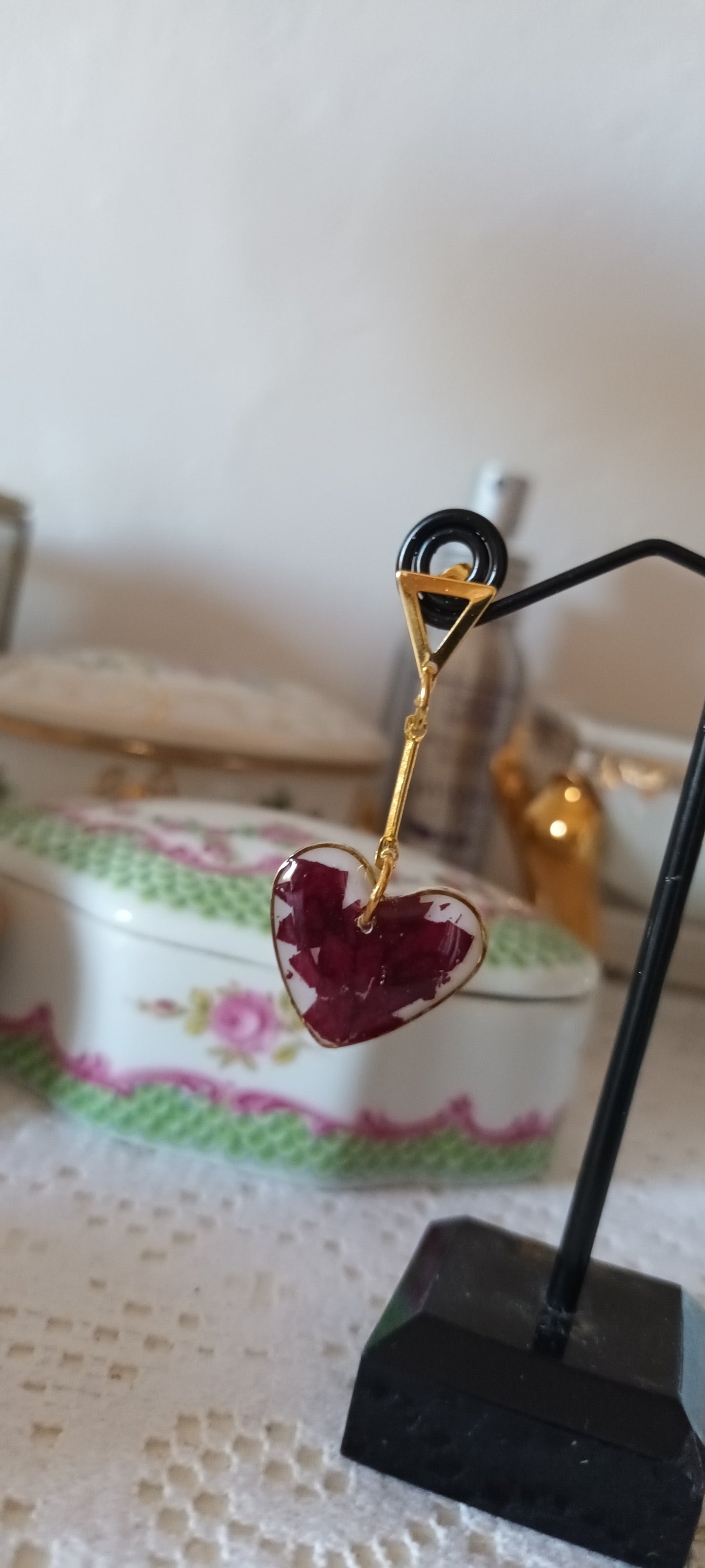 boucles d'oreilles cœur en résine inclusion de rose pressées