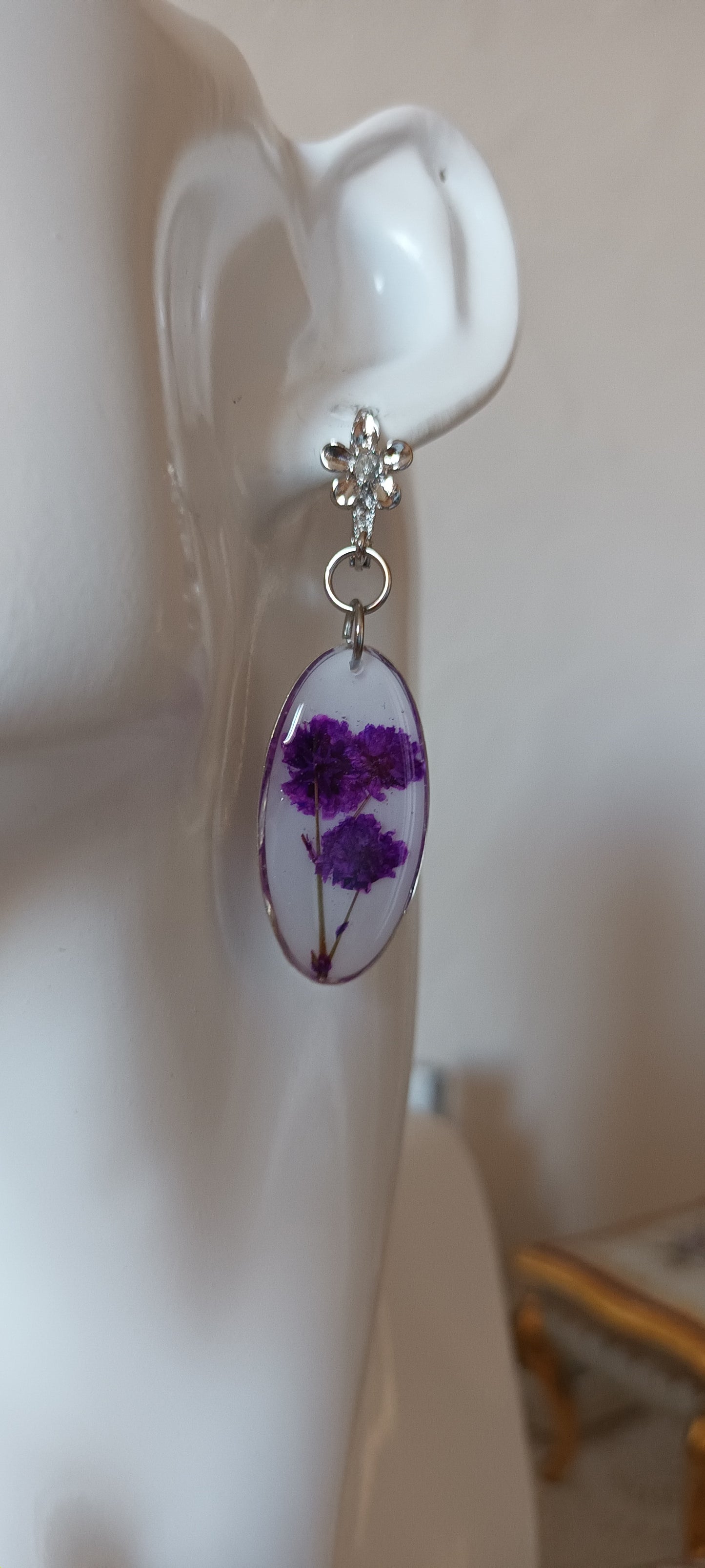boucles d'oreilles en résine ovale avec inclusion de fleurs pressées violettes