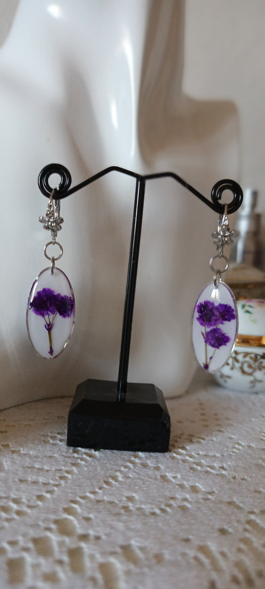 boucles d'oreilles en résine ovale avec inclusion de fleurs pressées violettes
