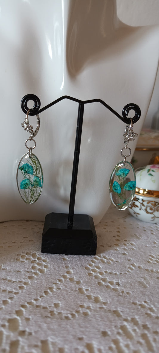 boucles d'oreilles en résine inclusion de fleurs bleues pressées