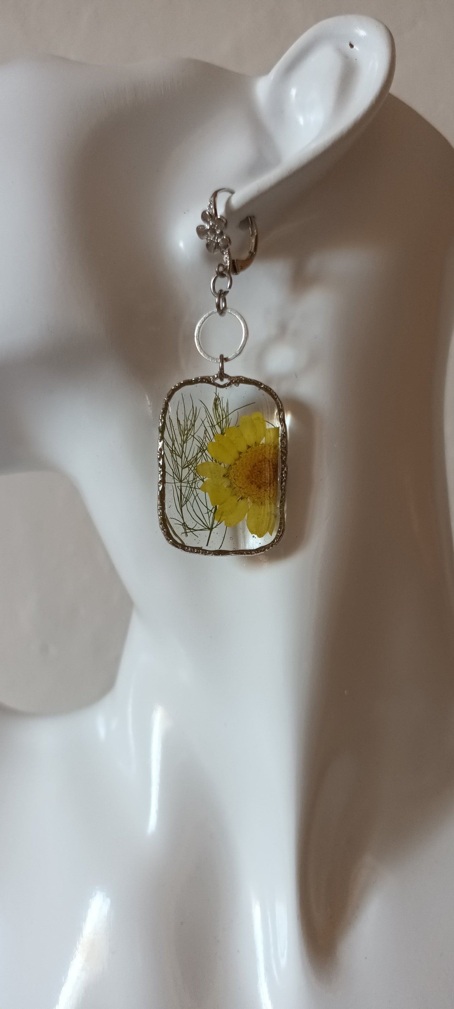 boucles d'oreilles en résine rectangulaire inclusion de marguerites jaunes pressées