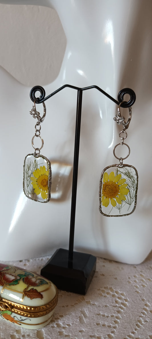 boucles d'oreilles en résine rectangulaire inclusion de marguerites jaunes pressées