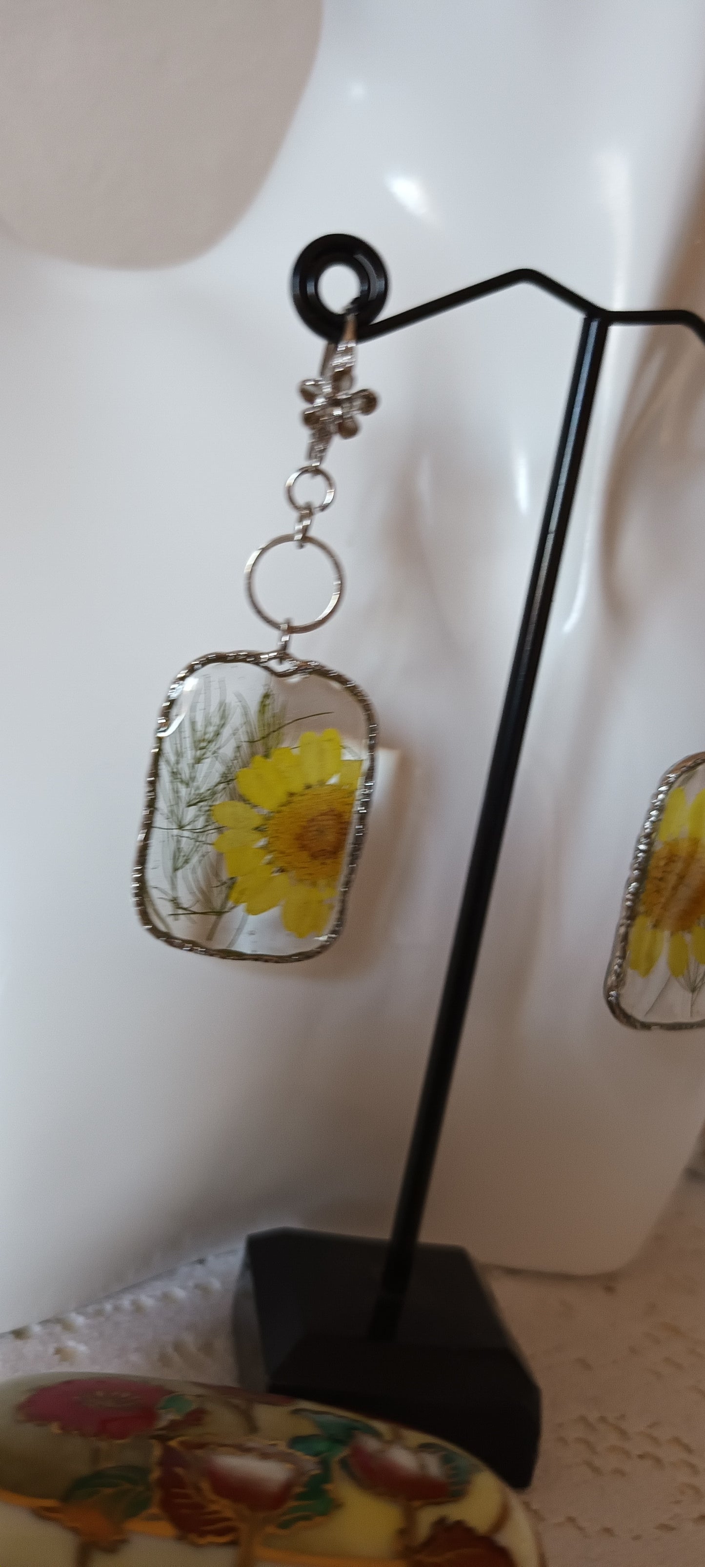 boucles d'oreilles en résine rectangulaire inclusion de marguerites jaunes pressées