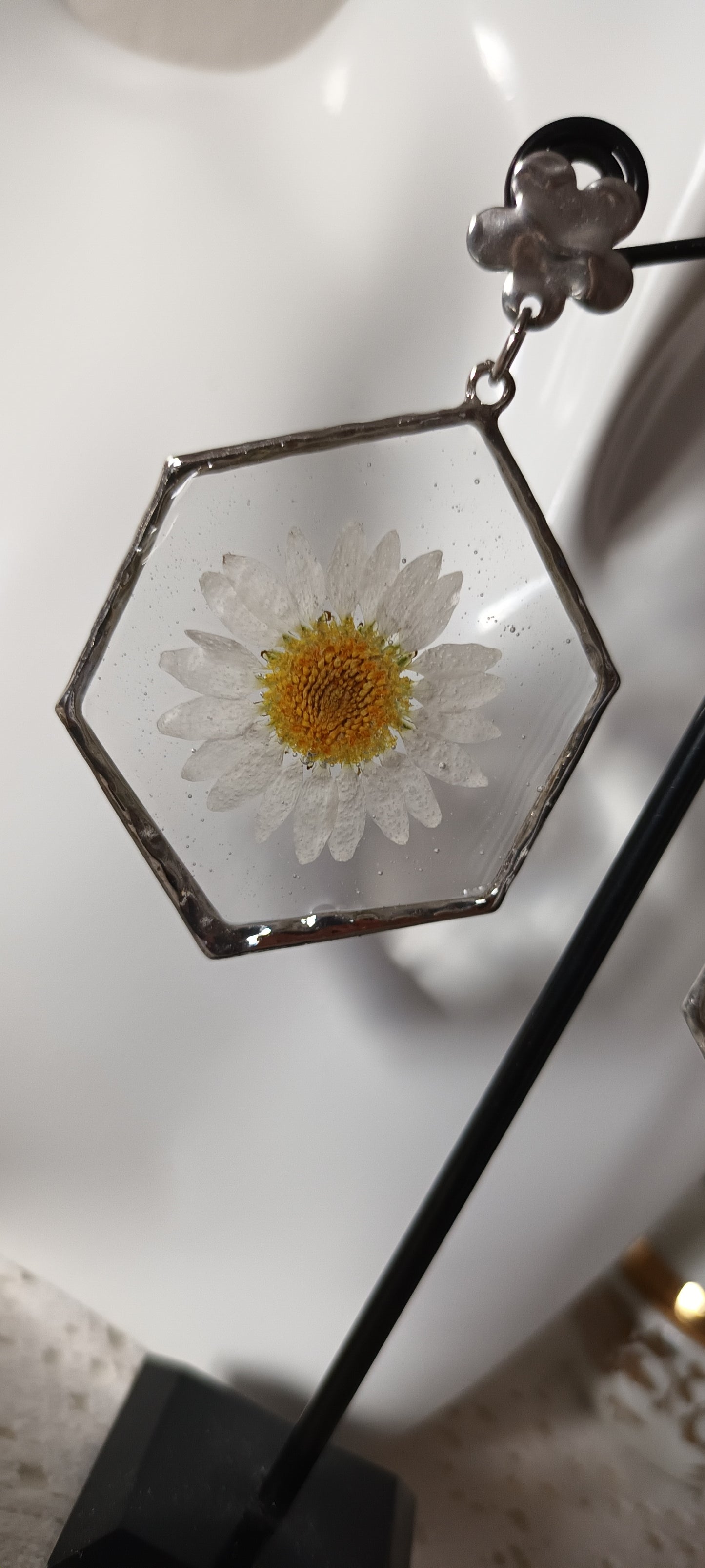 boucles d'oreilles en résine inclusion de fleurs marguerites pressées