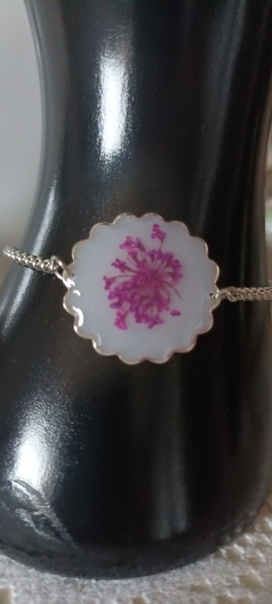bracelet en résine Fleur mauve sur fond blanc