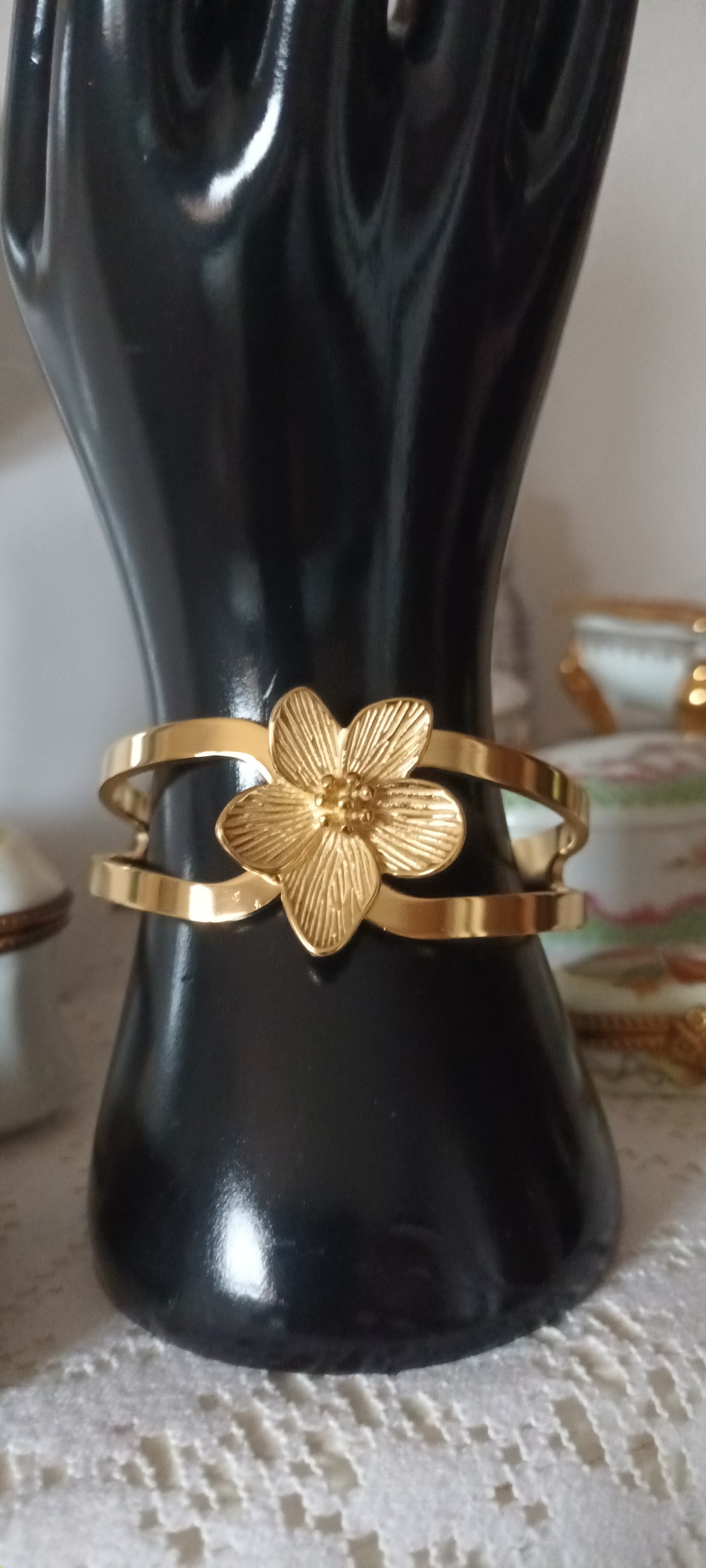 Bracelet jonc orné d'une marguerites à cinq pétales ,doré