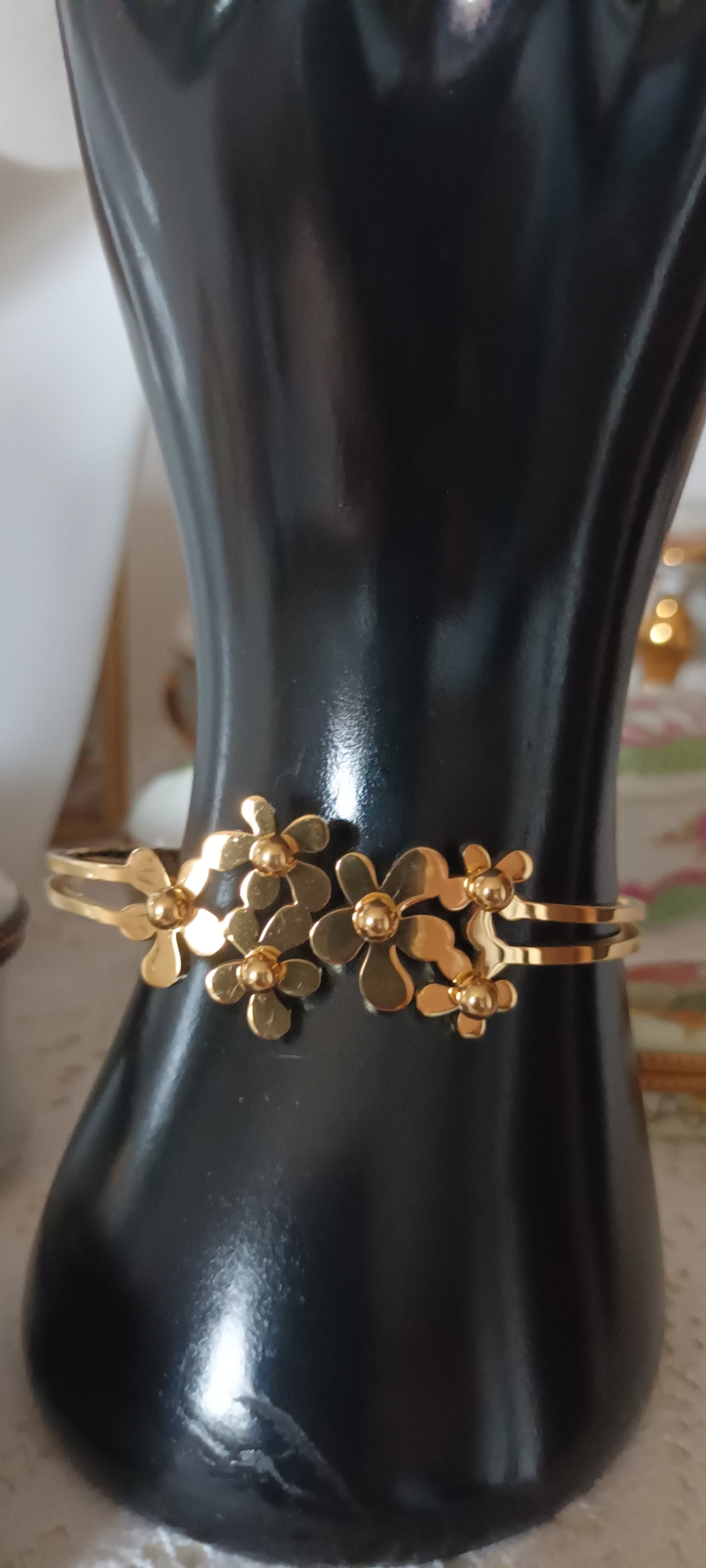 Bracelet jonc ornés de six jolies petites fleurs doré