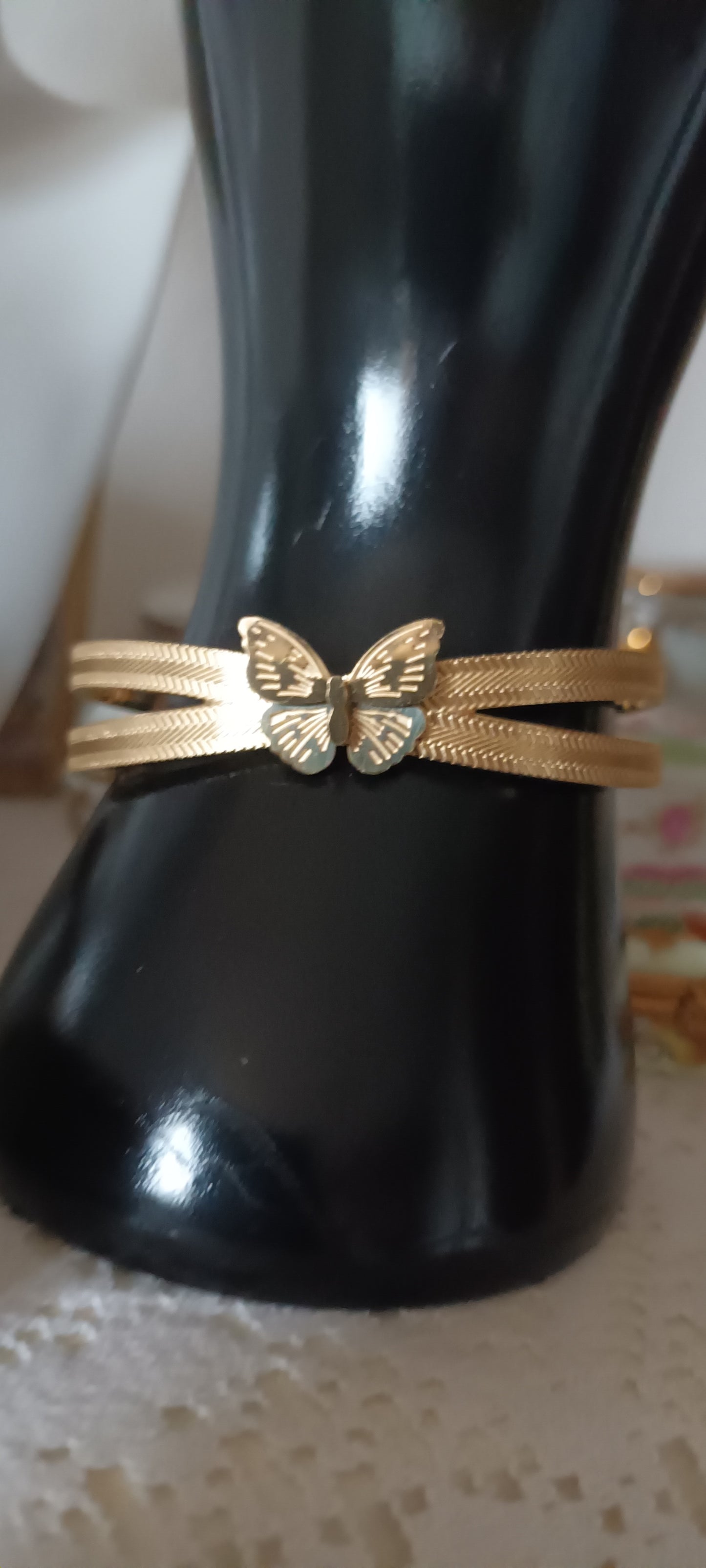 Bracelet jonc orné d'un jolie papillon,doré