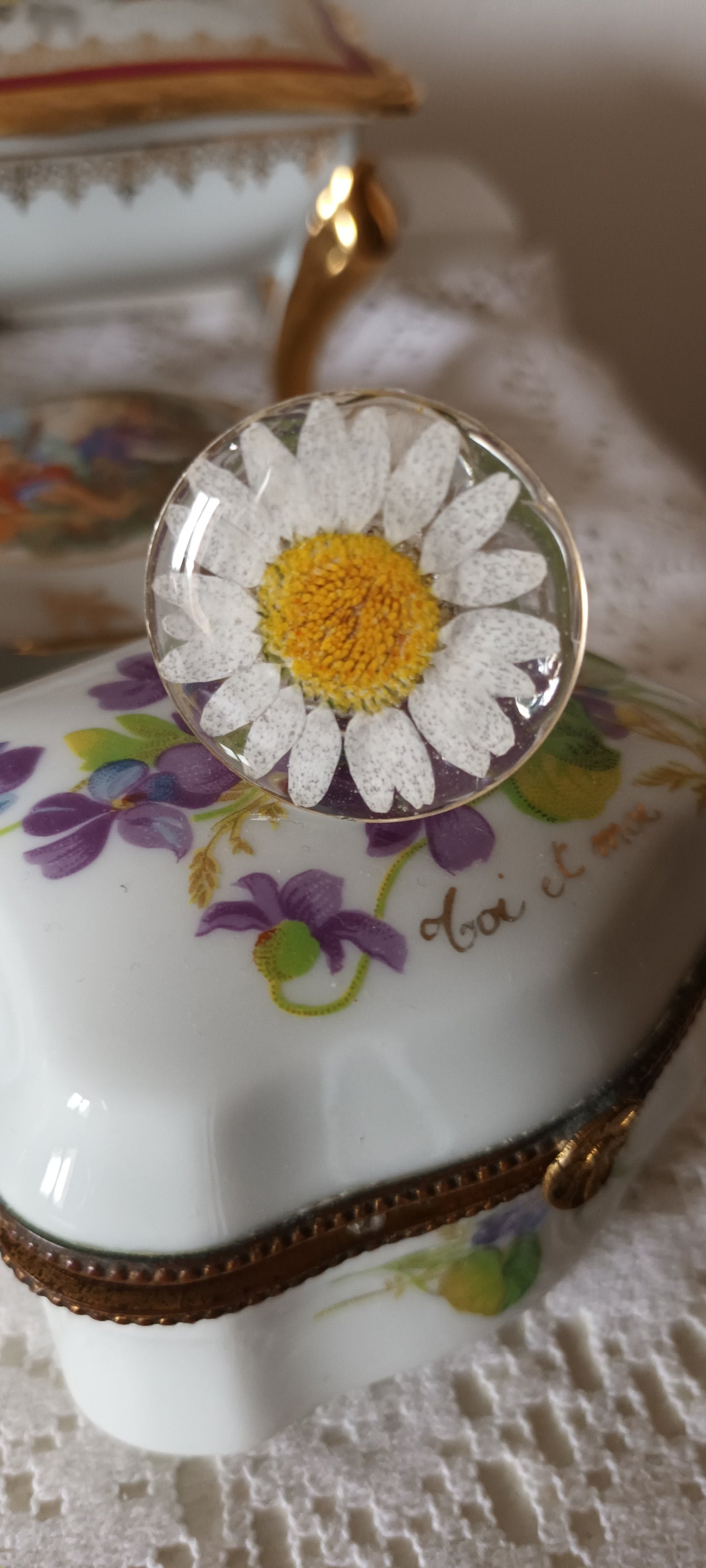 Bague en résine inclusion d'une jolie marguerite pressée blanche