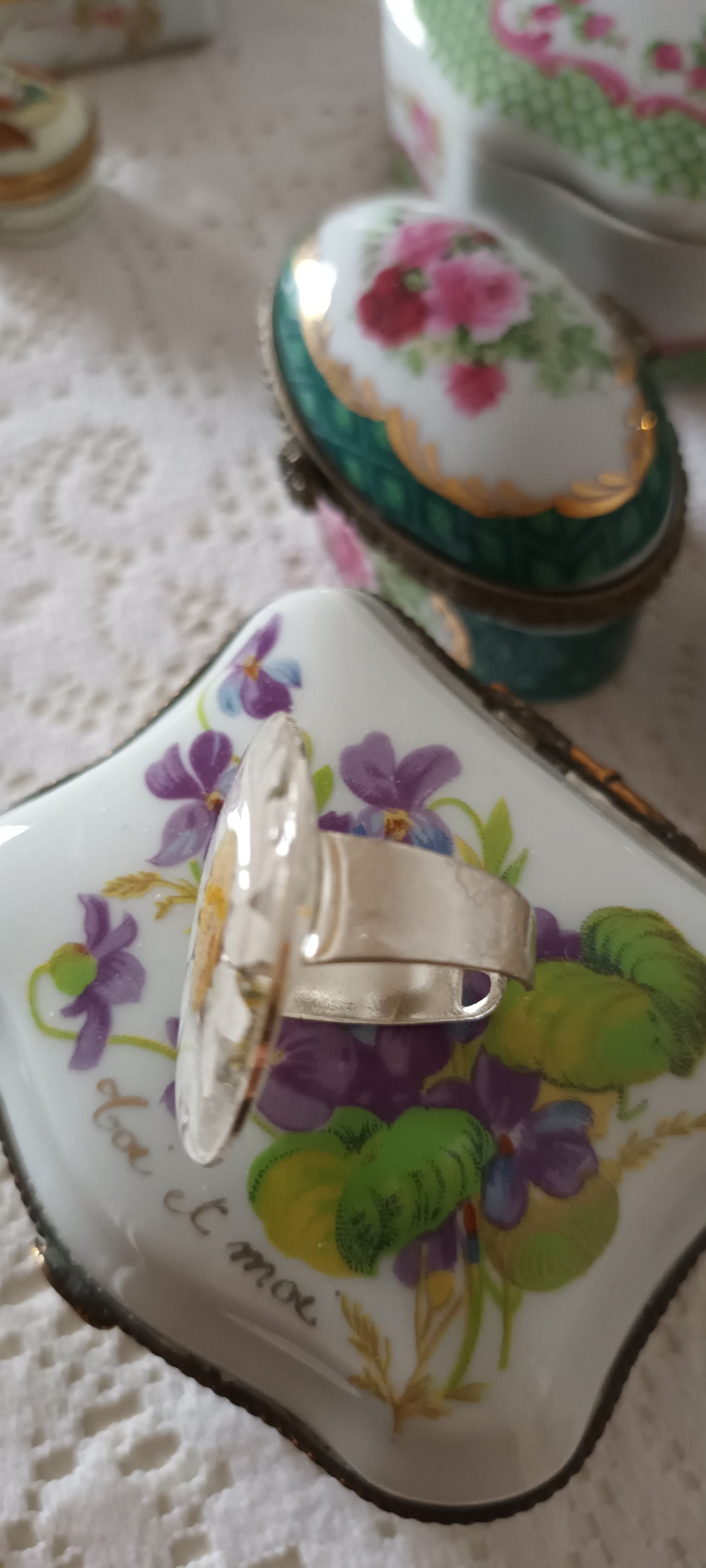 Bague en résine inclusion d'une jolie marguerite pressée blanche