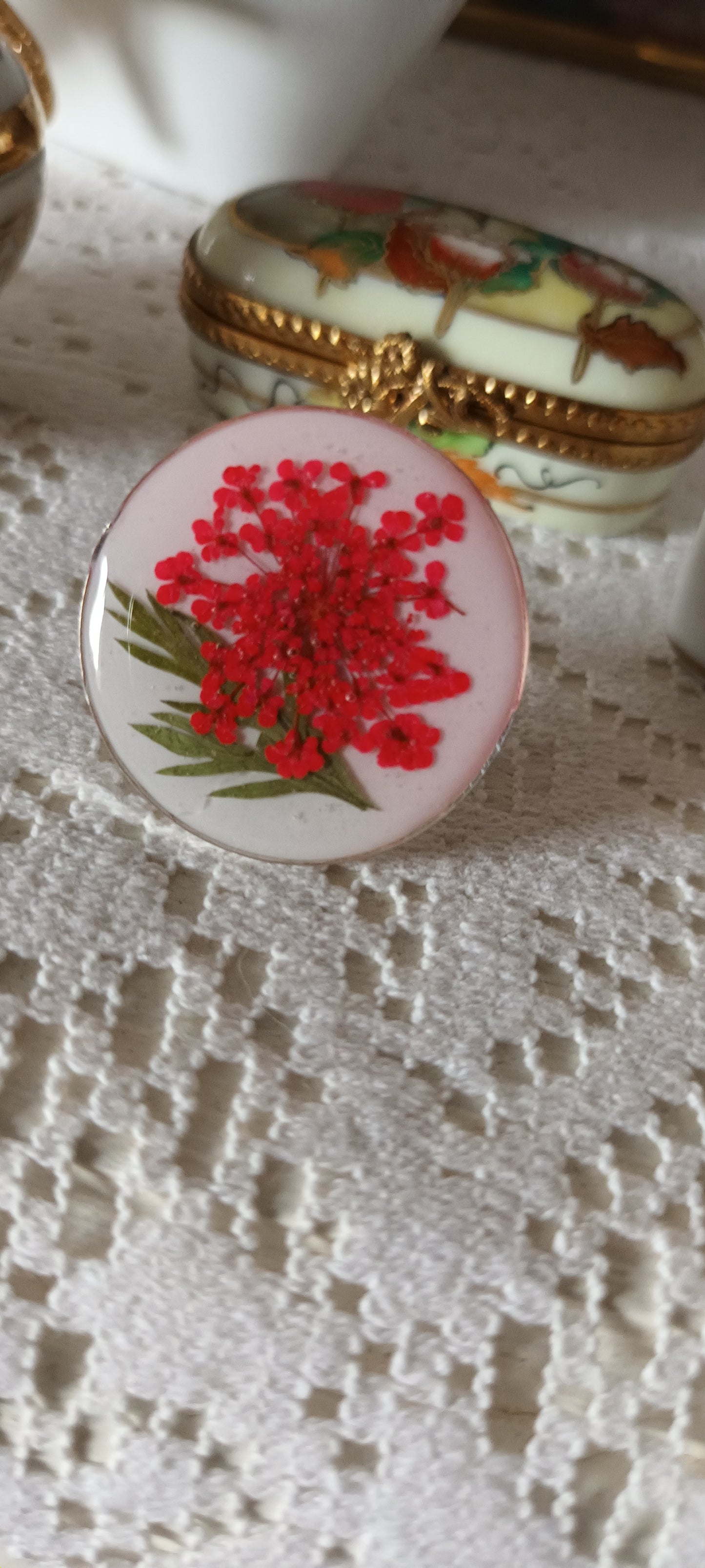 Bague en résine inclusion d'une jolie fleur pressée rouge