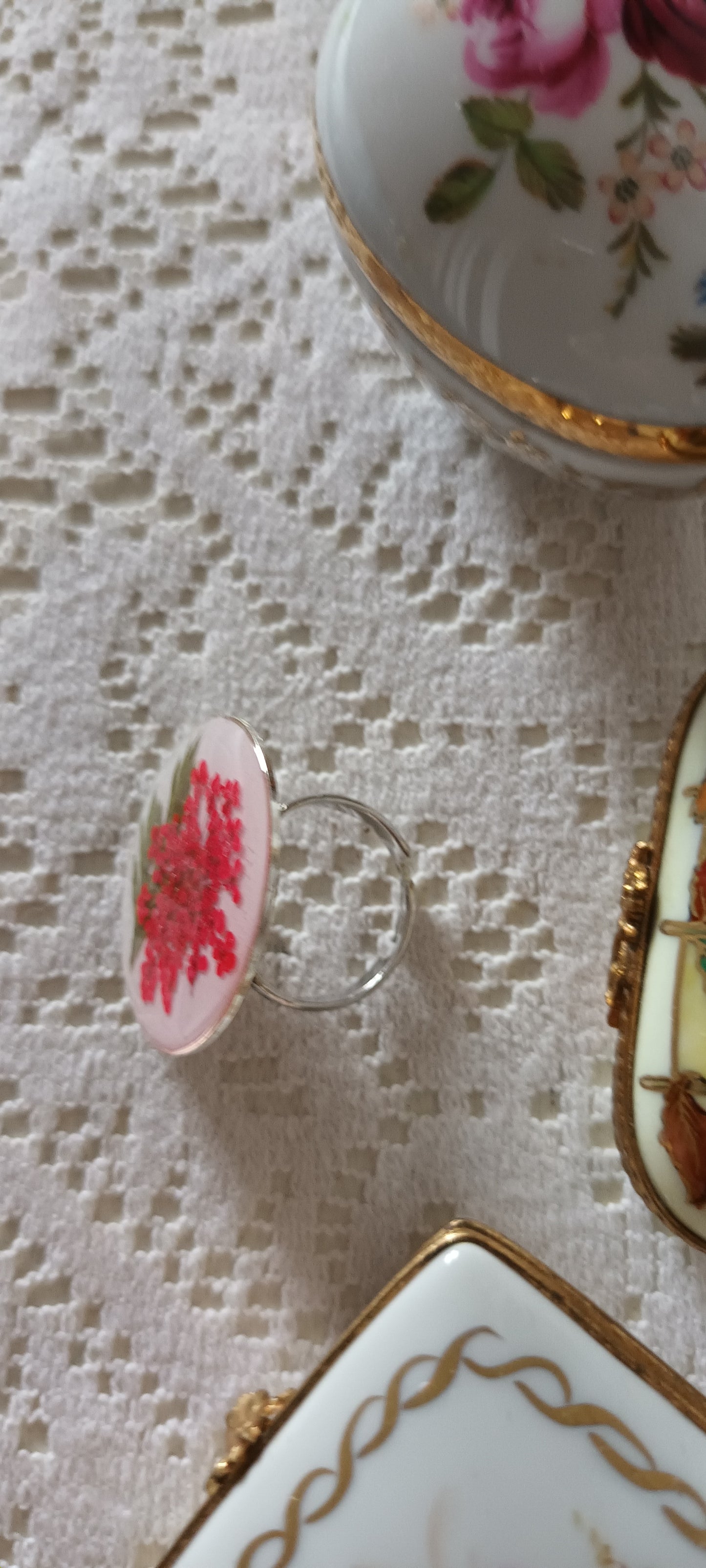 Bague en résine inclusion d'une jolie fleur pressée rouge