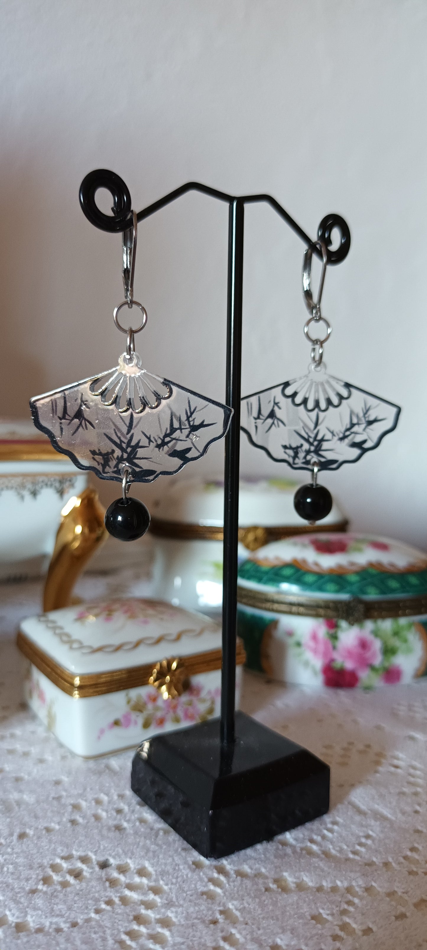 Boucles d'oreilles en acrylique de forme éventail noir