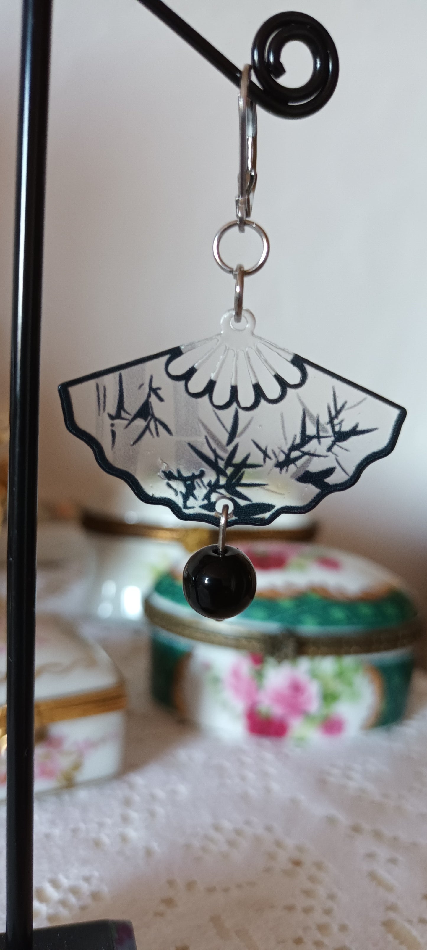 Boucles d'oreilles en acrylique de forme éventail noir