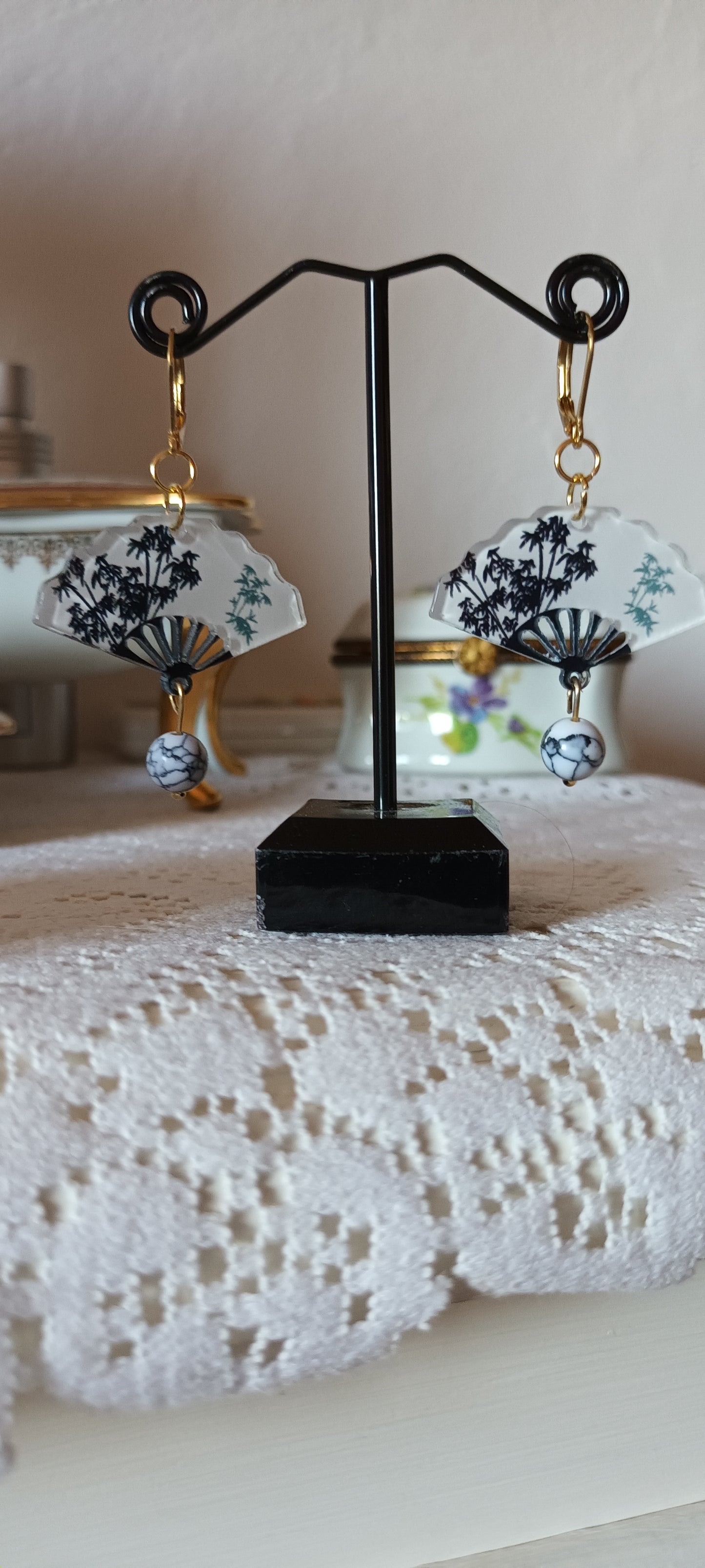 Boucles d'oreilles en acrylique de forme éventail blanc