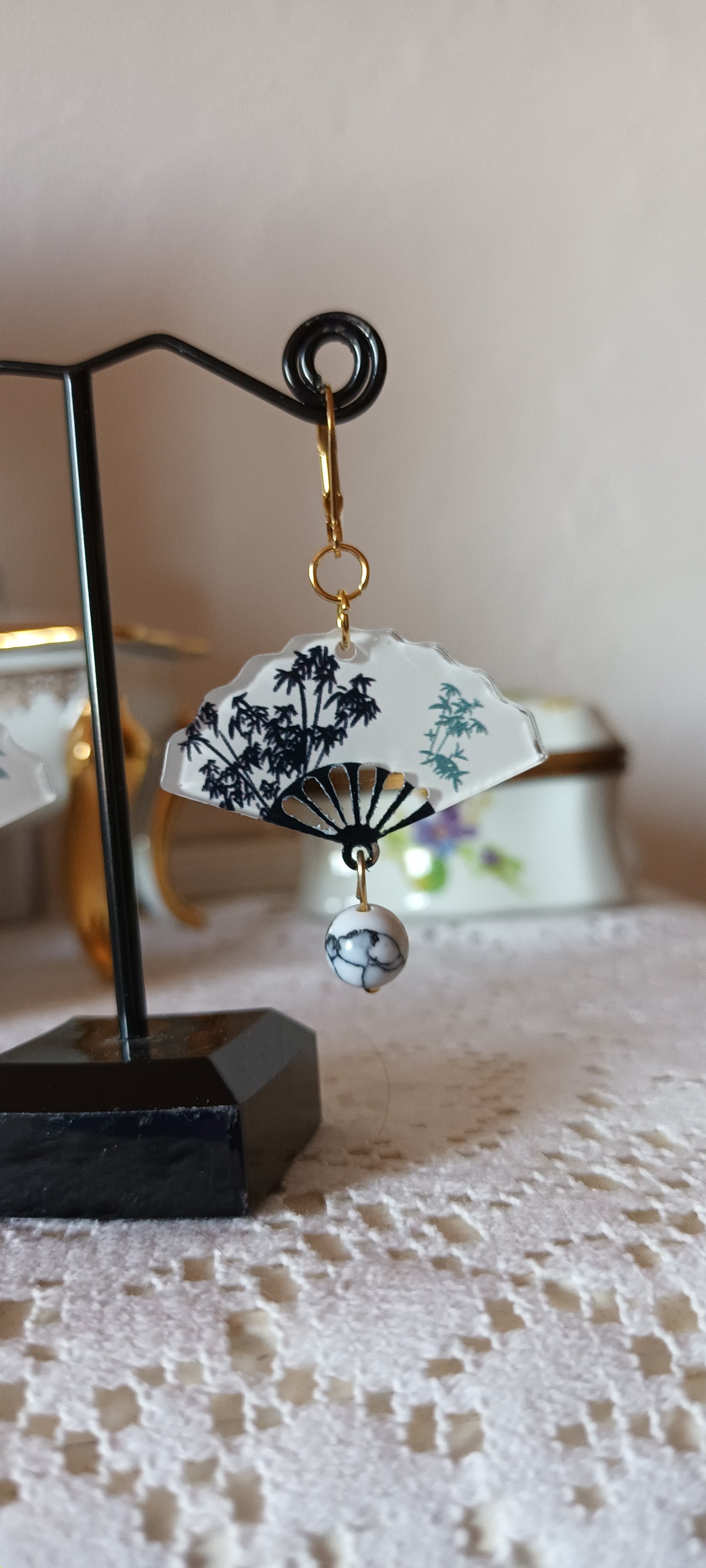 Boucles d'oreilles en acrylique de forme éventail blanc