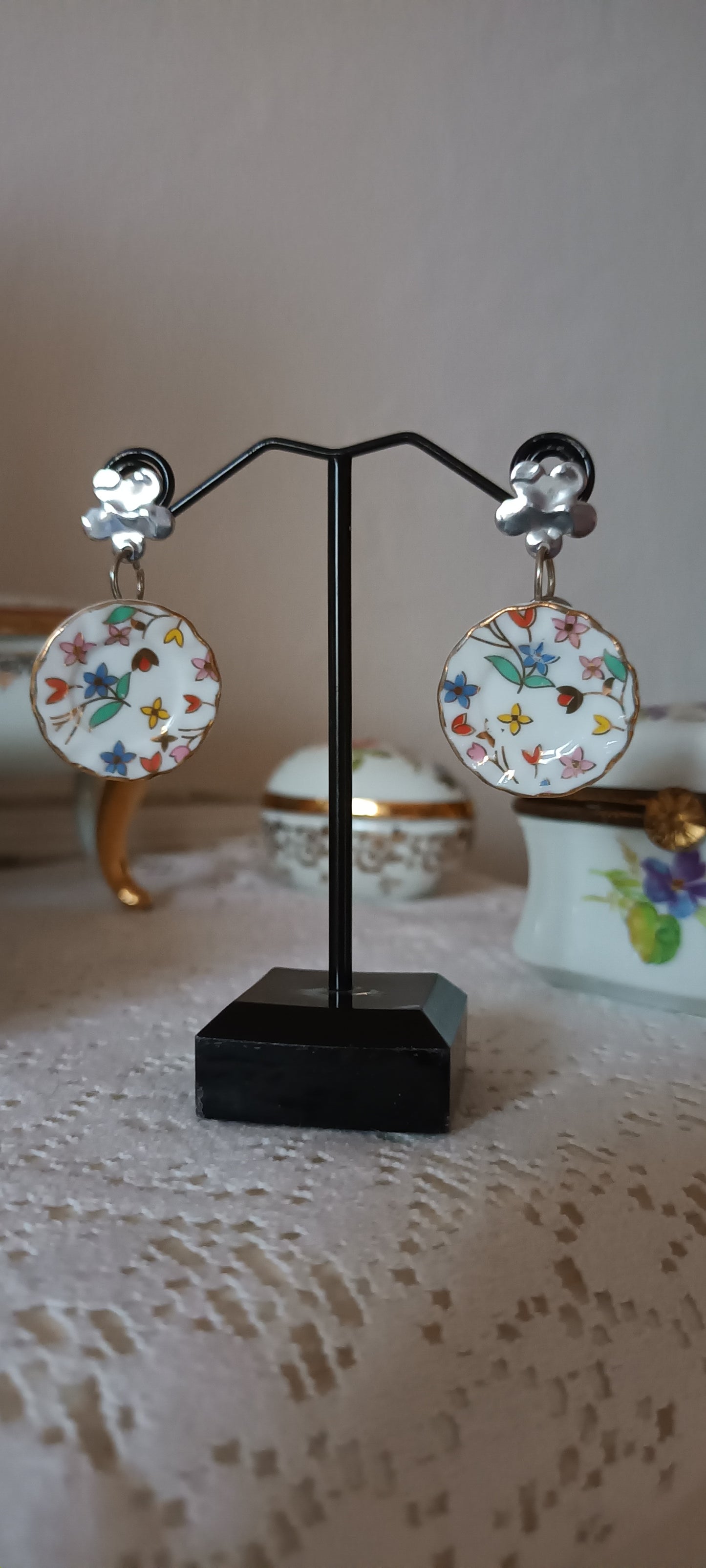 boucles d'oreilles avec une assiette en céramique miniature fleurs multicolor