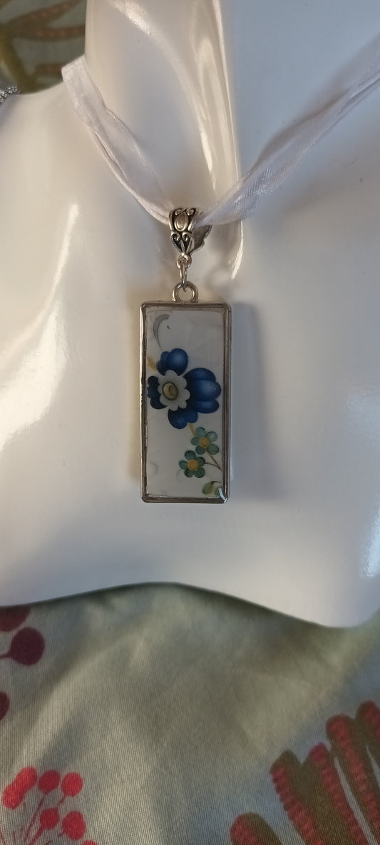 Pendentif créé à partir d'une assiette ancienne fleurie bleu