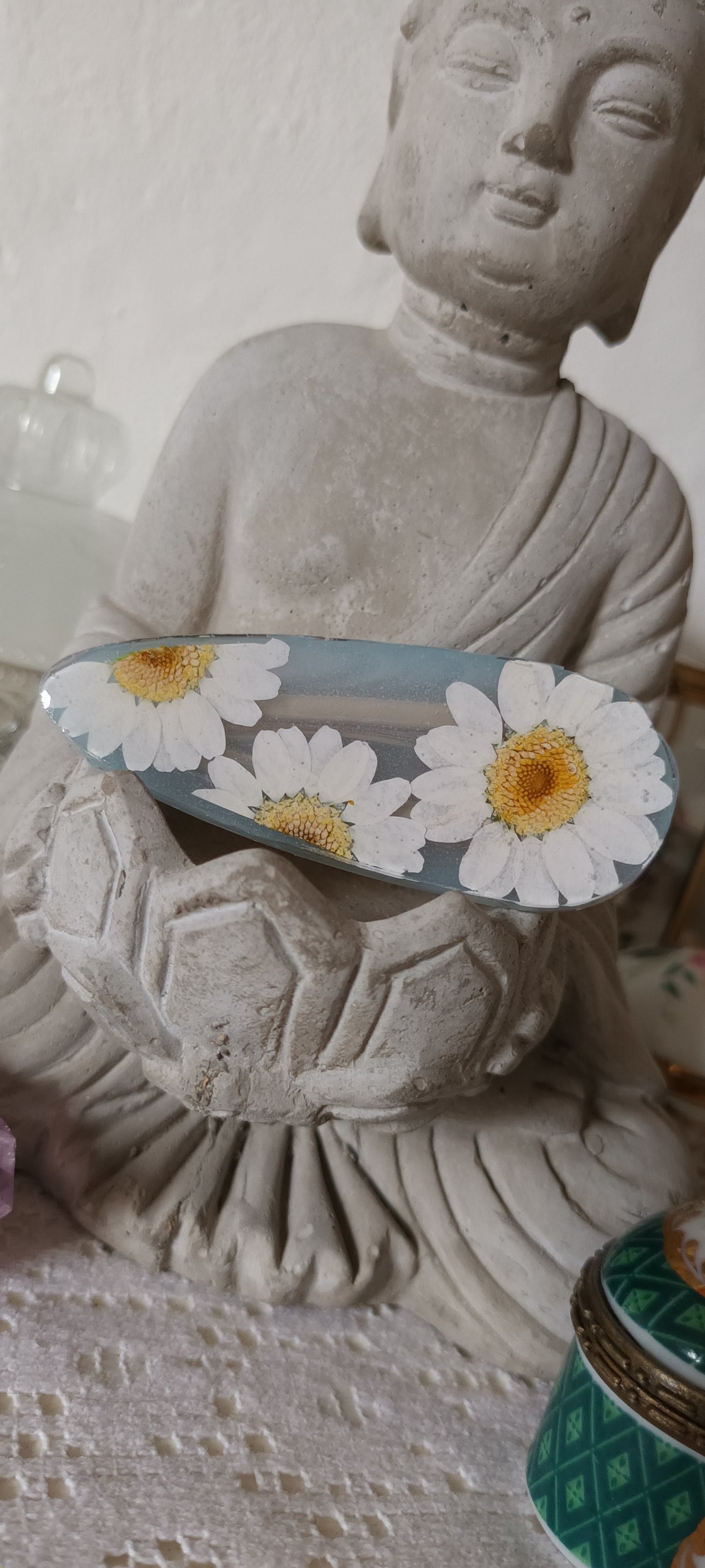 Barrette en résine inclusion de marguerite séchées bleu pâle