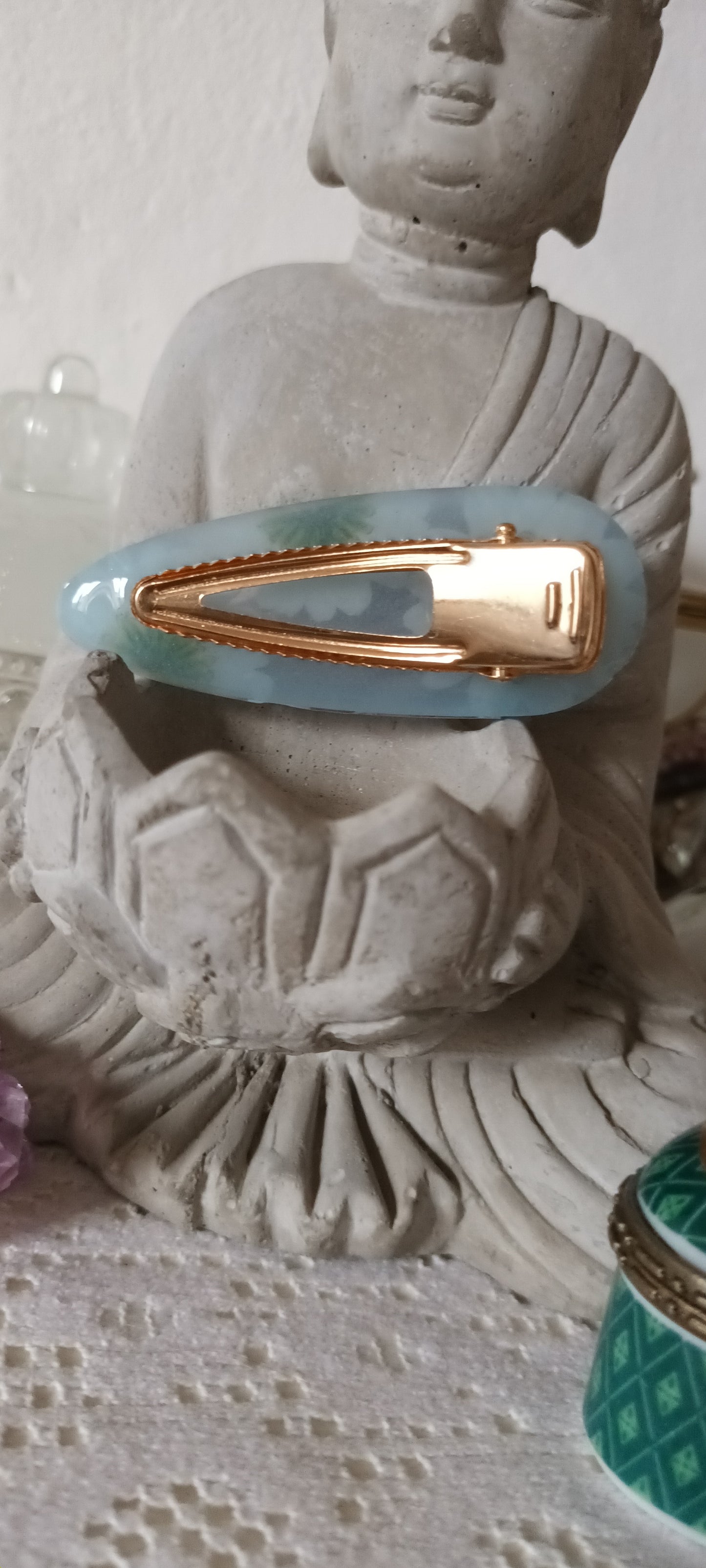 Barrette en résine inclusion de marguerite séchées bleu pâle