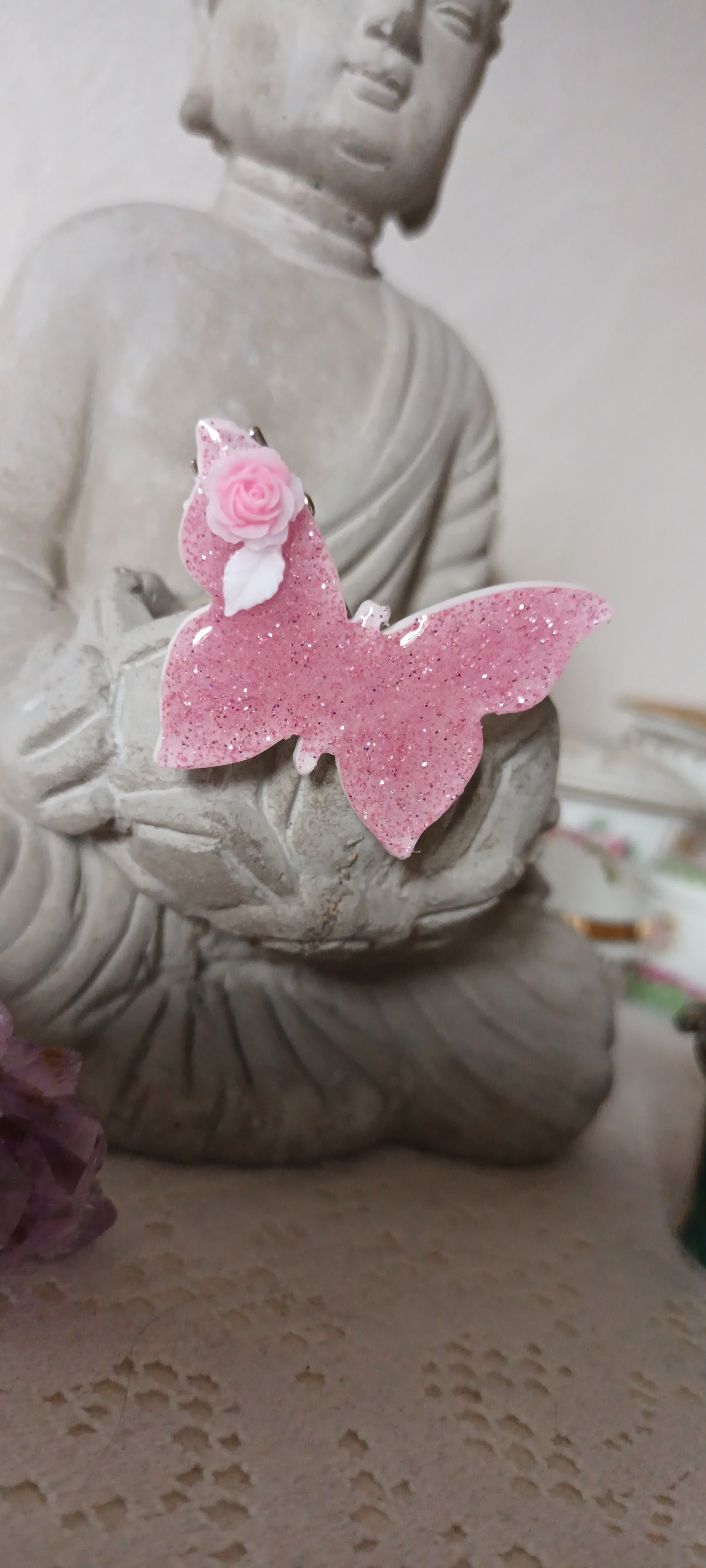 Barrette papillon en résine inclusion paillettes rose