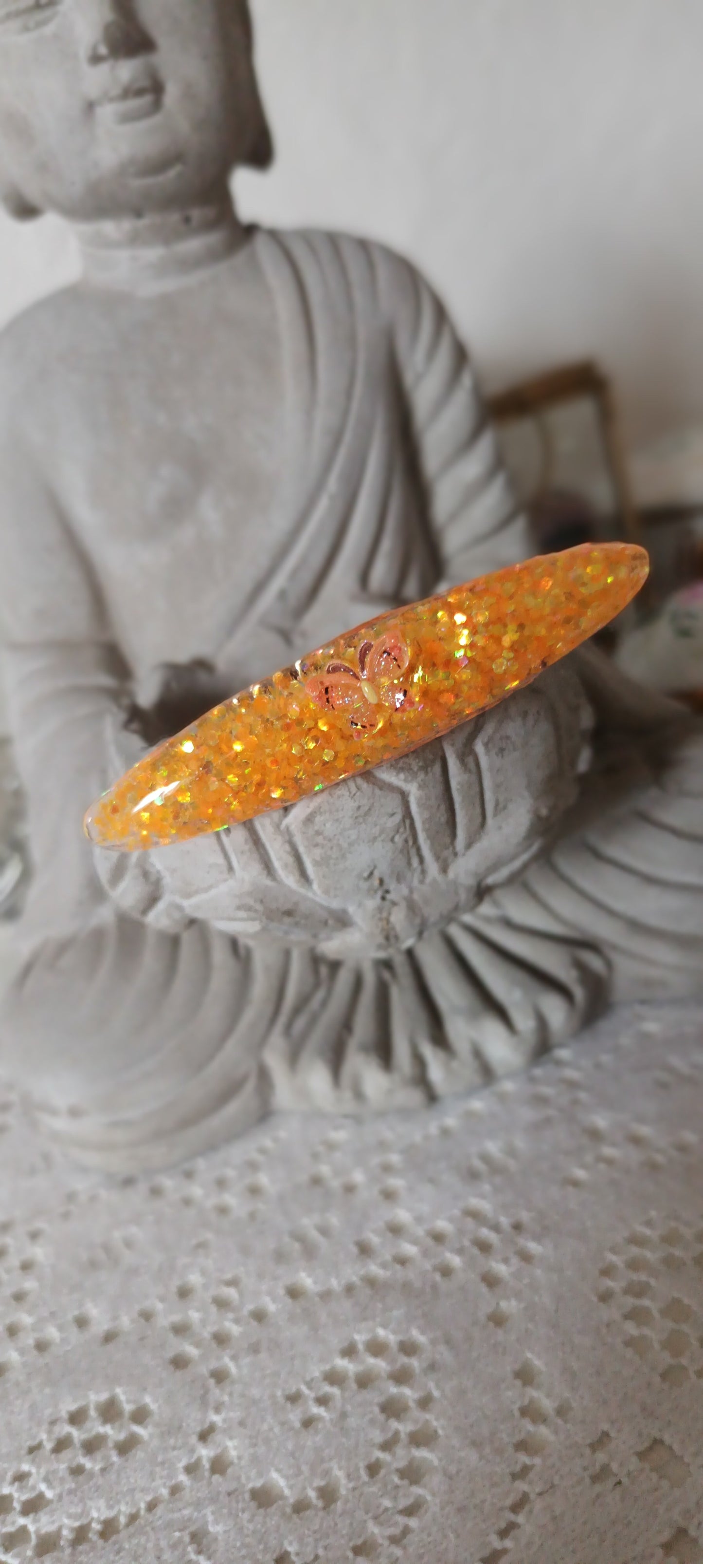 Barrette ovale en résine inclusion paillettes violet