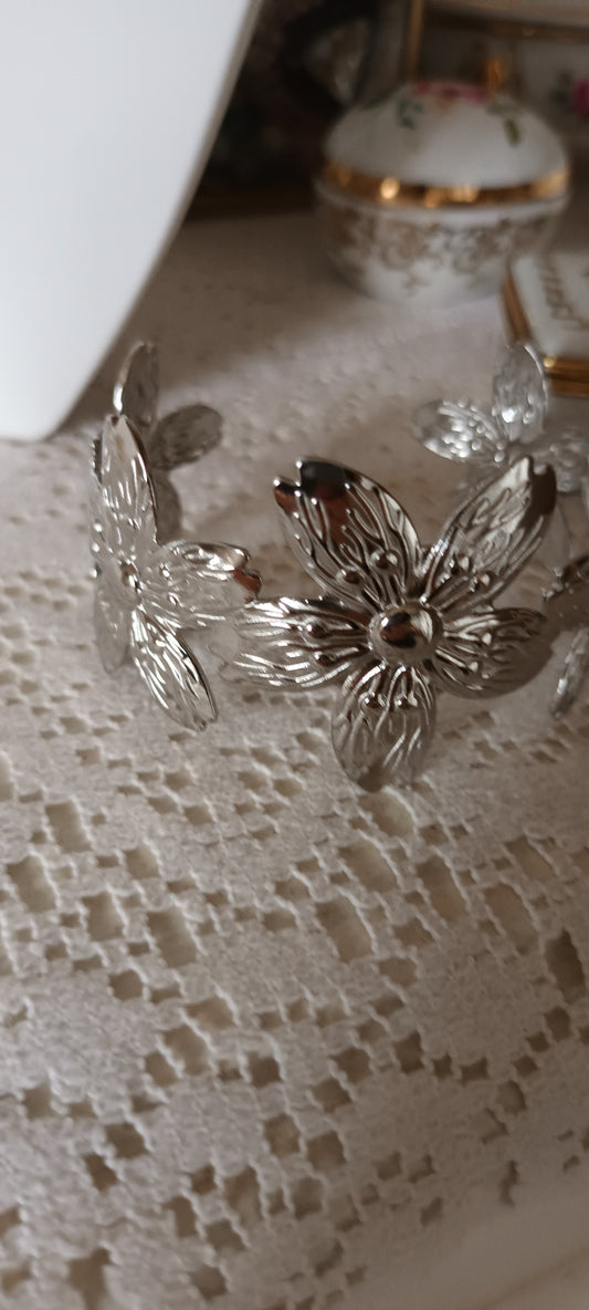 Bracelet manchette marguerites argenté