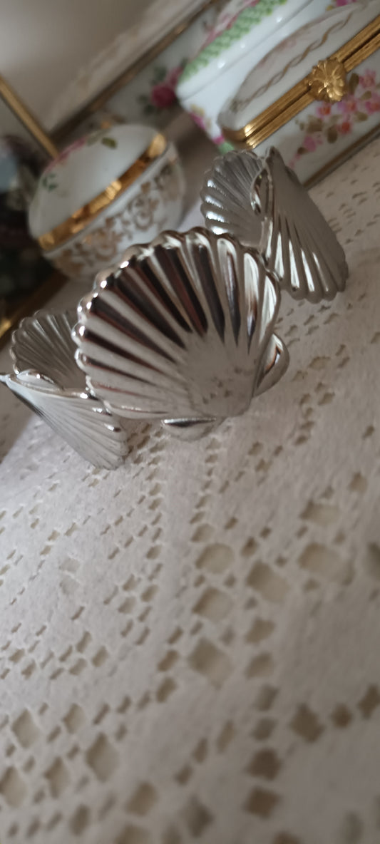 Bracelet manchette de forme coquillages argenté