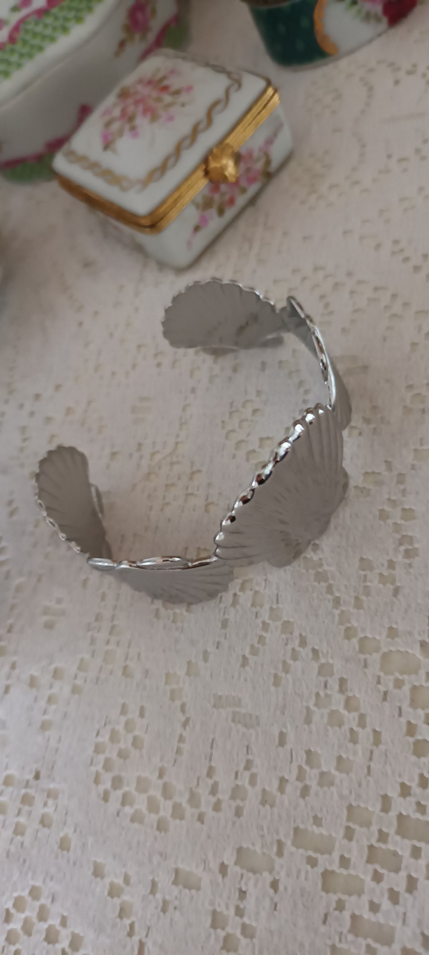 Bracelet manchette de forme coquillages argenté