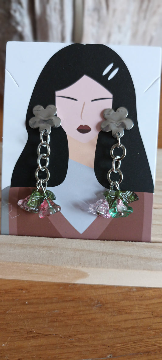 Boucles d'oreilles de deux jolies clochettes en verre vert rose