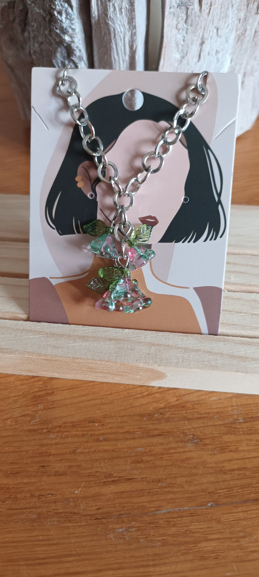 Collier cinq  fleurs en verres clochettes vert rose
