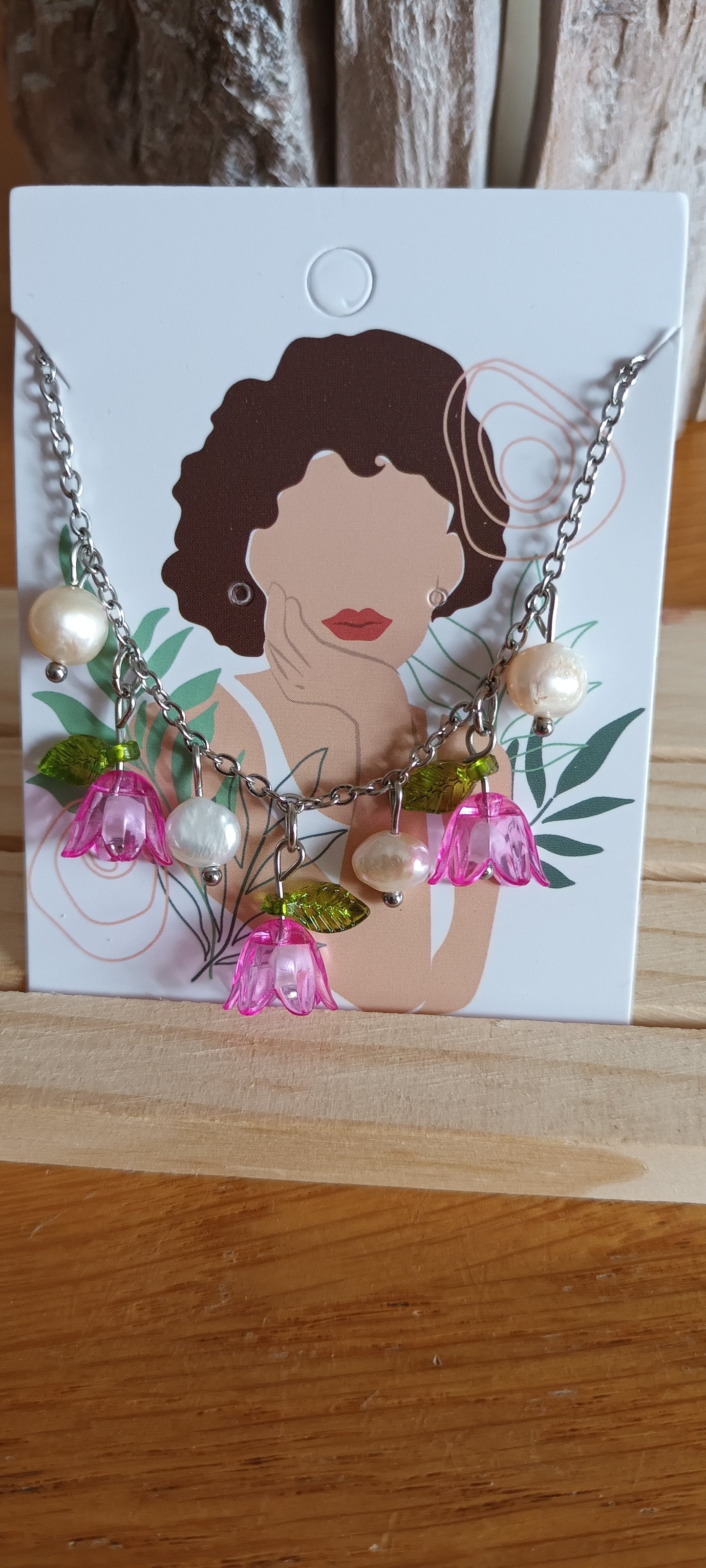Collier fleurs trois clochettes en verres rose et perle d'eau douce