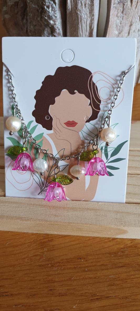 Collier fleurs trois clochettes en verres rose et perle d'eau douce