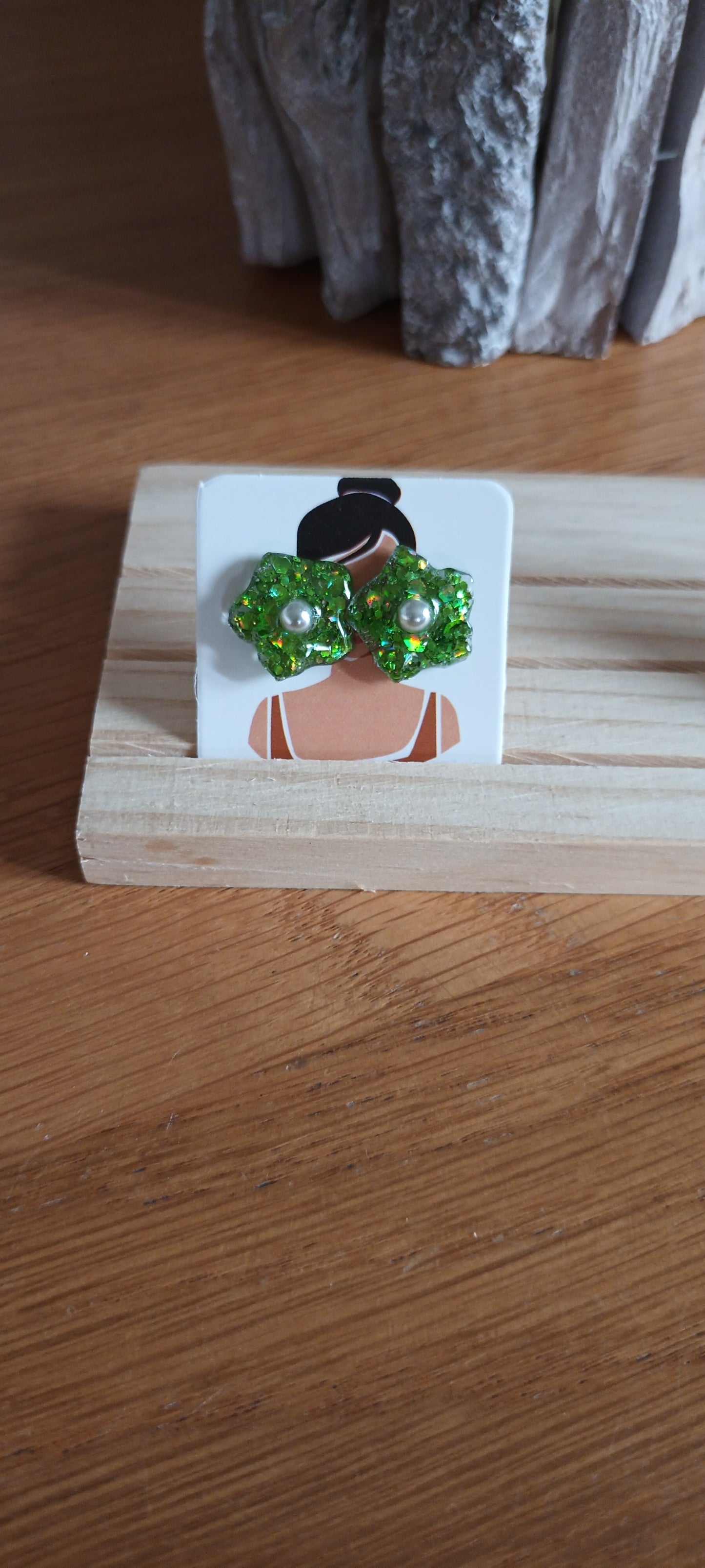 Boucles d'oreilles en résine petite fleur