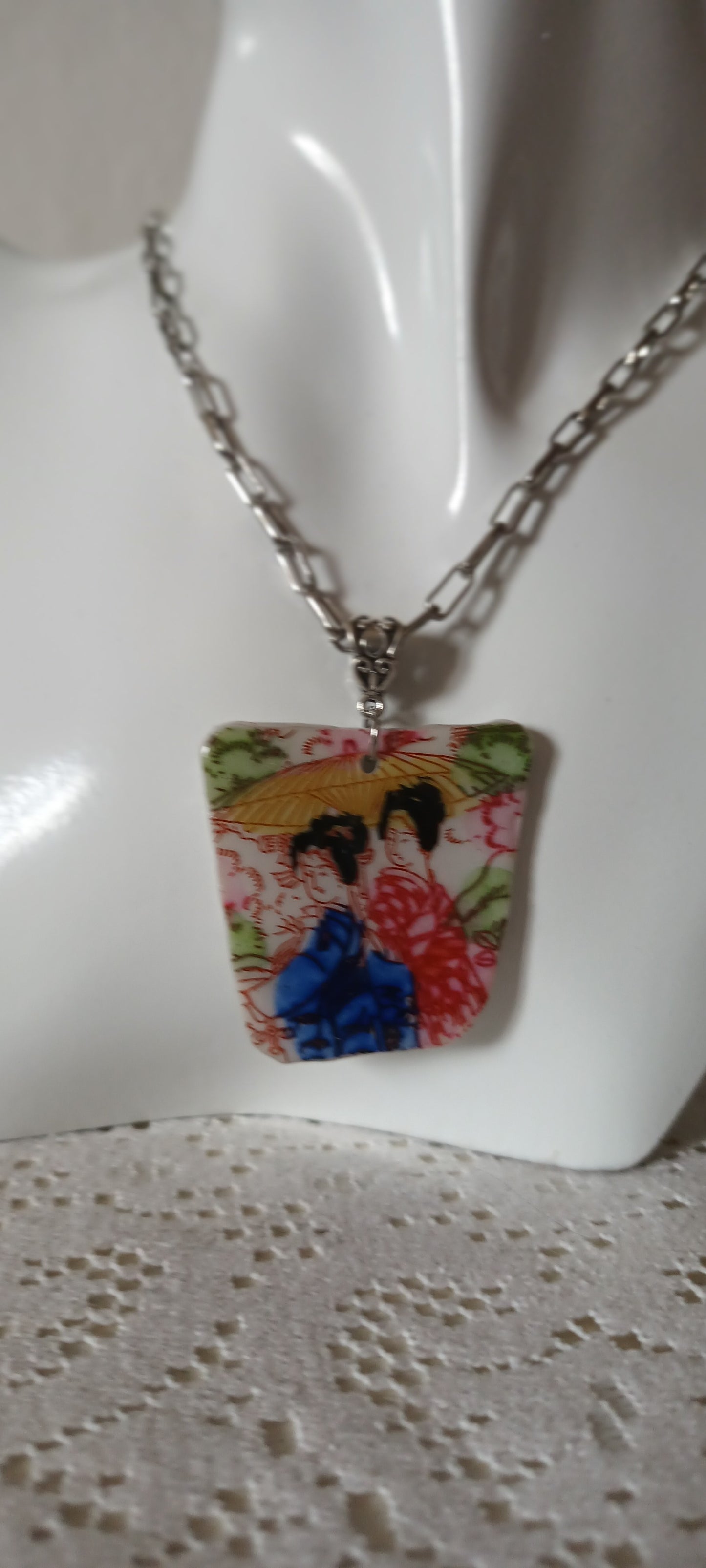 Pendentif crée à partir d'une assiette ancienne porcelaine de chine