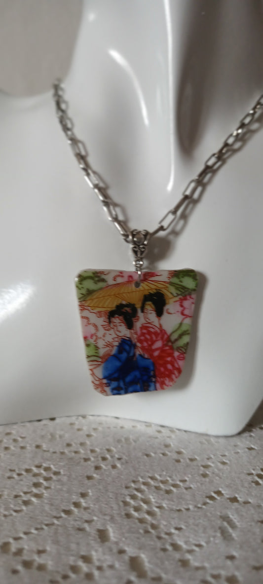 Pendentif crée à partir d'une assiette ancienne porcelaine de chine