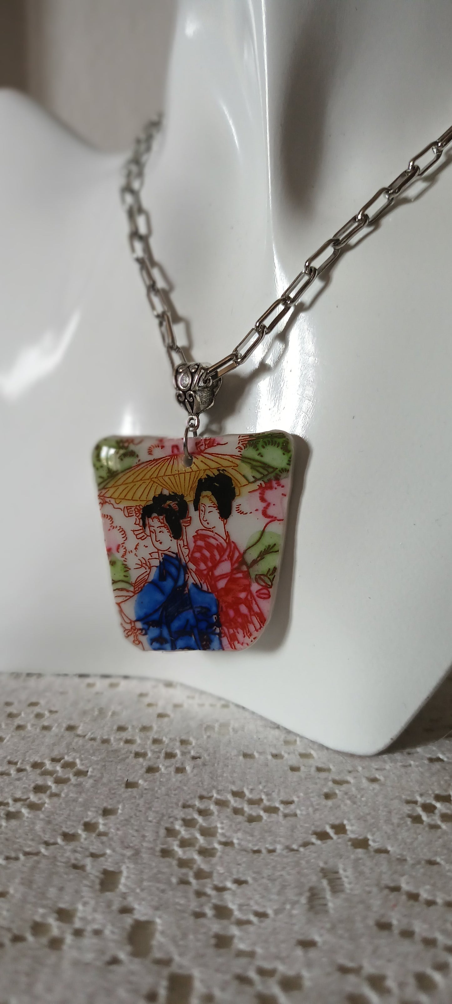 Pendentif crée à partir d'une assiette ancienne porcelaine de chine