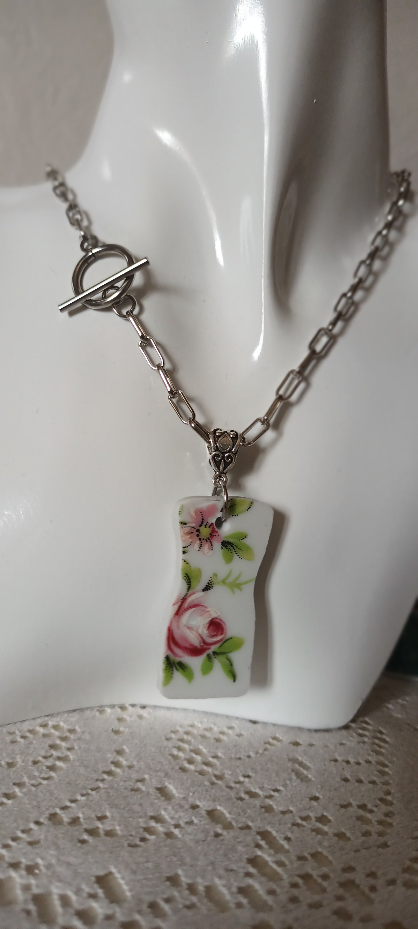 Pendentif créé à partir d'une assiette ancienne fleurie rose