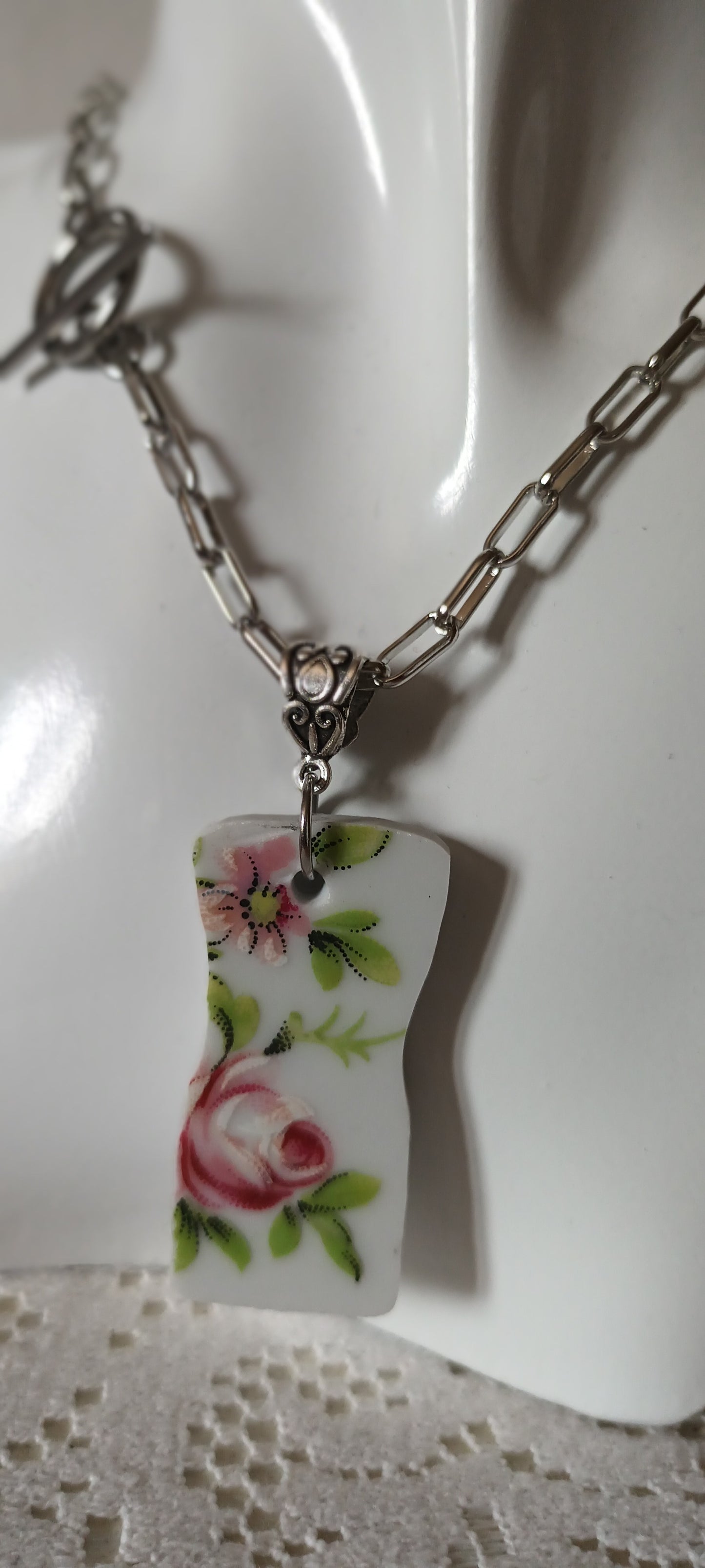 Pendentif créé à partir d'une assiette ancienne fleurie rose