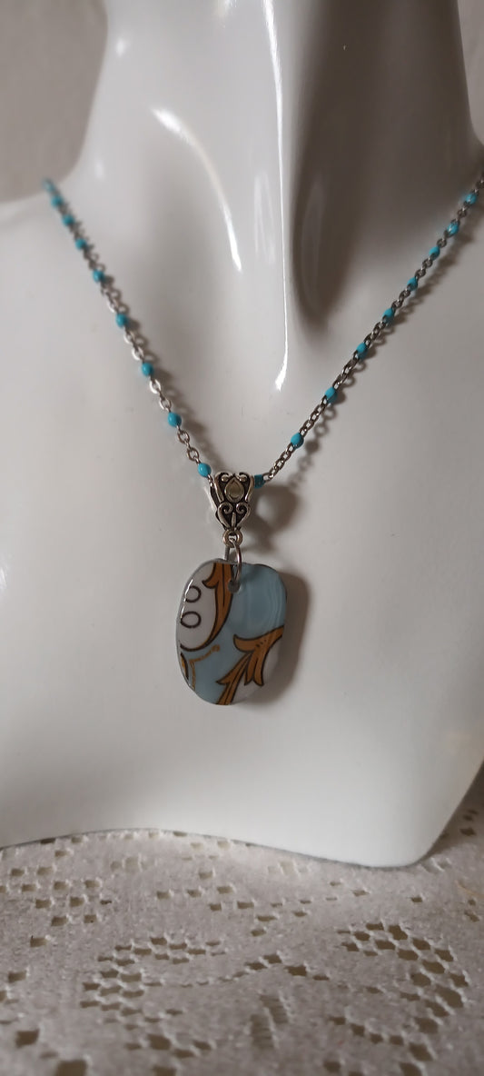Pendentif créé à partir d'une assiette ancienne fleurie bleu