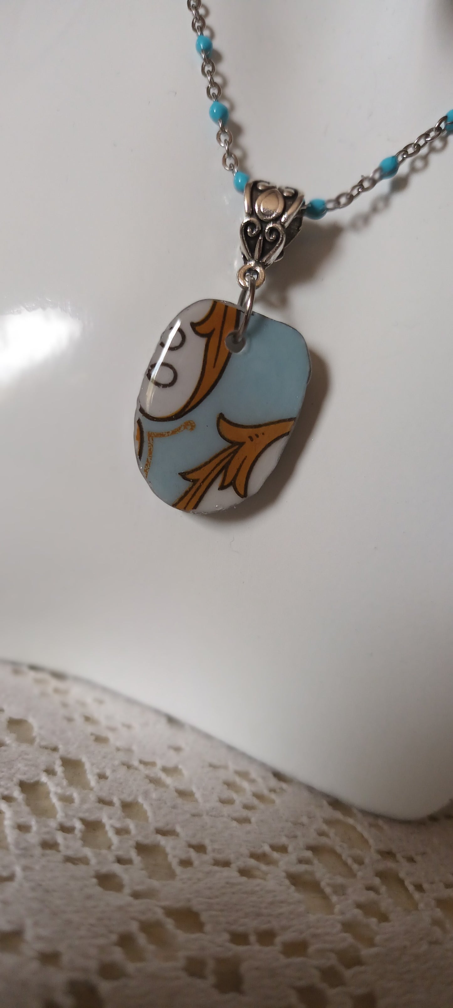 Pendentif créé à partir d'une assiette ancienne fleurie bleu