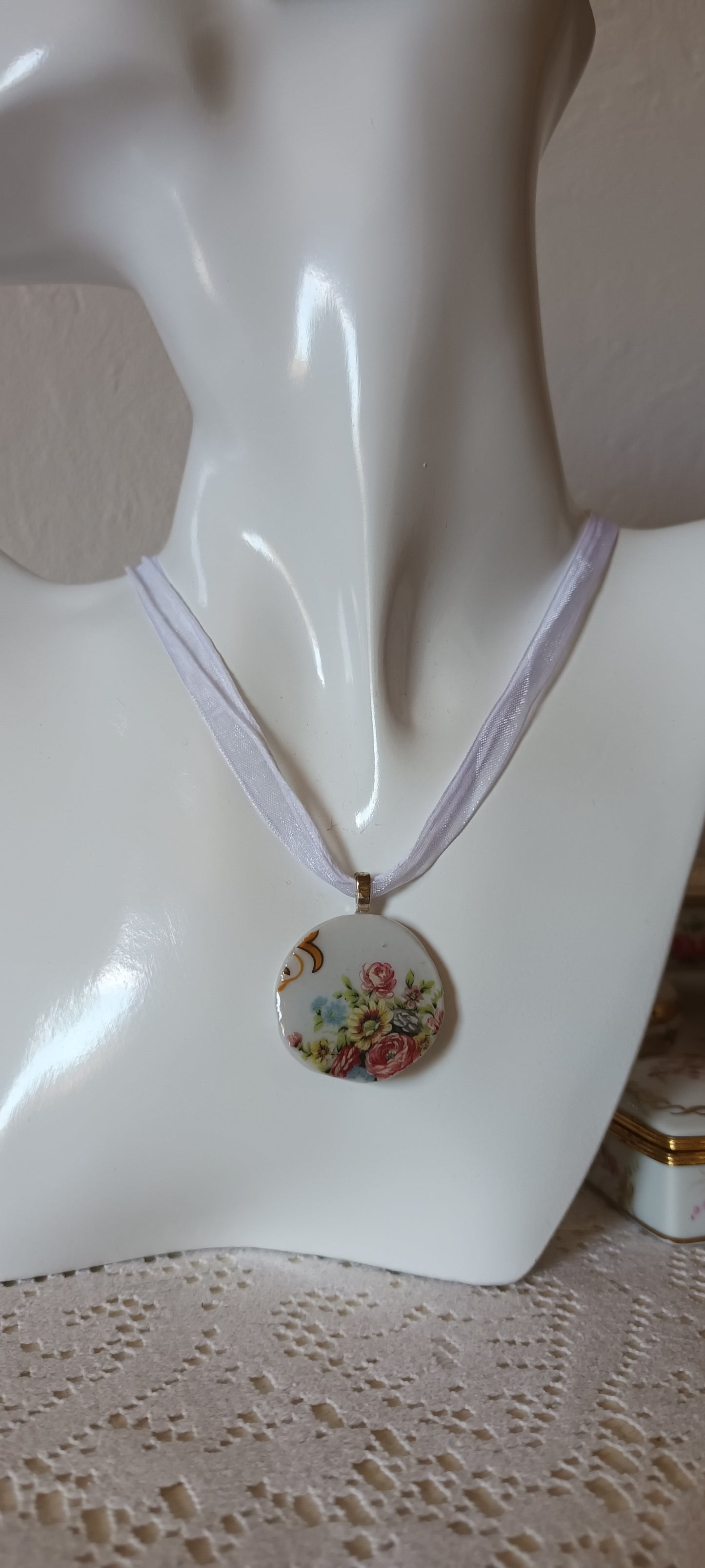 Pendentif créé à partir d'une assiette ancienne fleurie rose