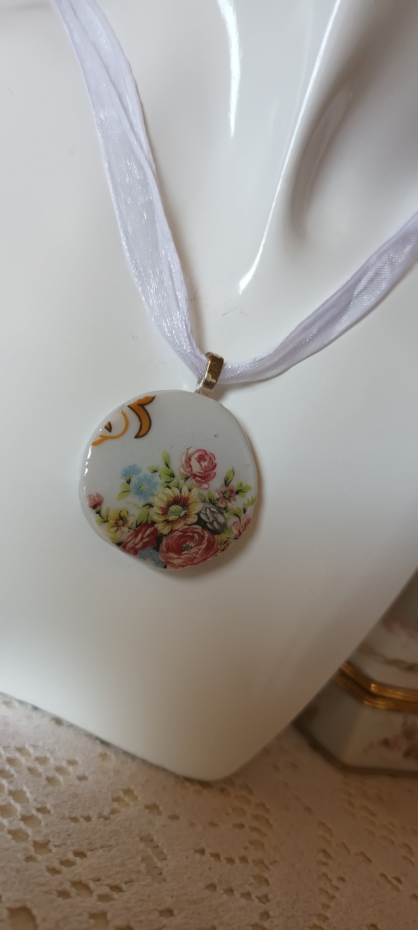 Pendentif créé à partir d'une assiette ancienne fleurie rose