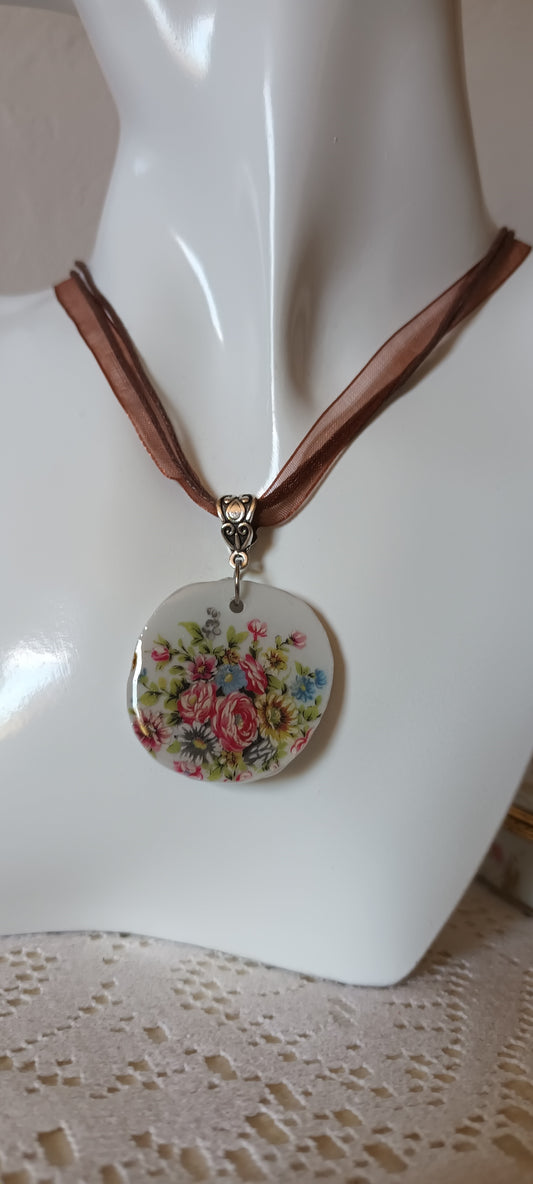 Pendentif créé à partir d'une assiette ancienne fleurie rose