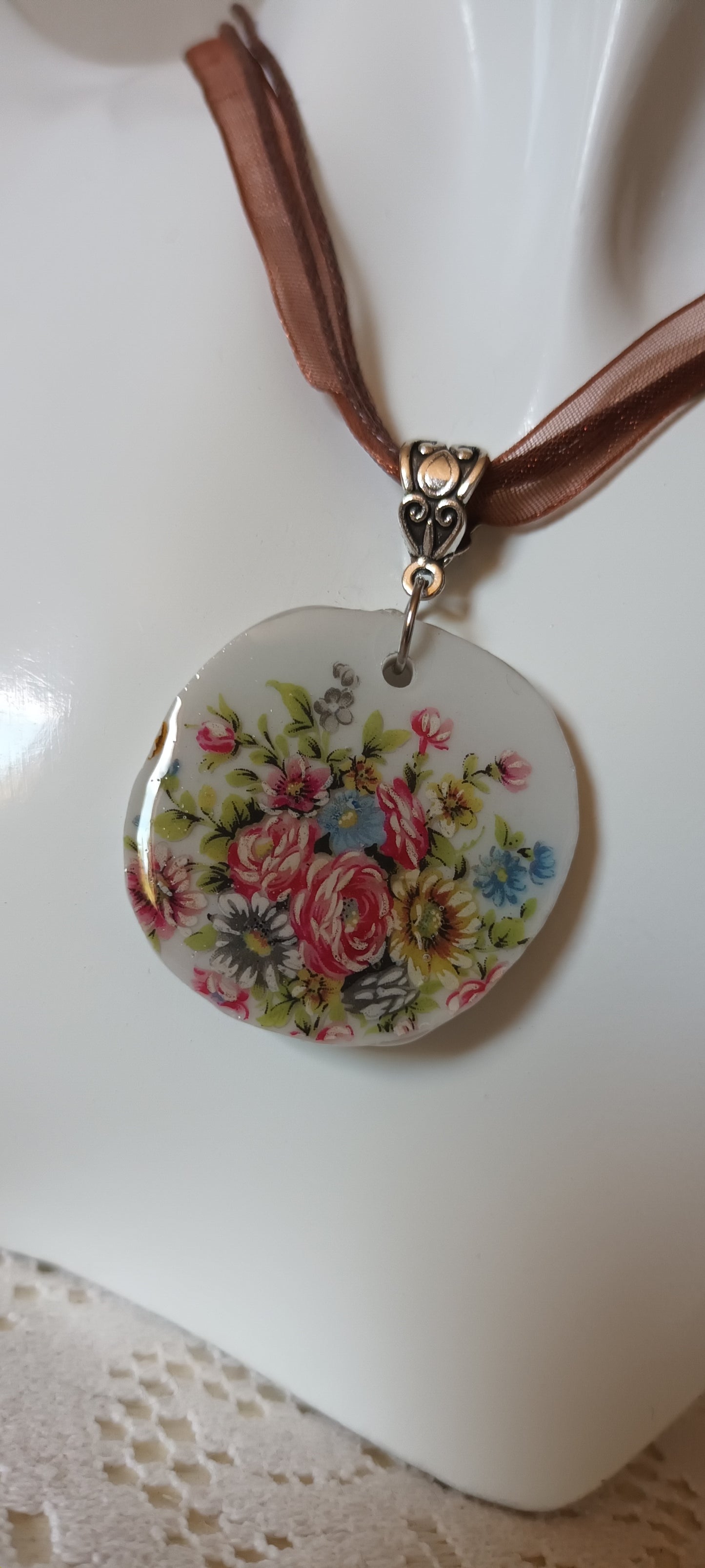 Pendentif créé à partir d'une assiette ancienne fleurie rose