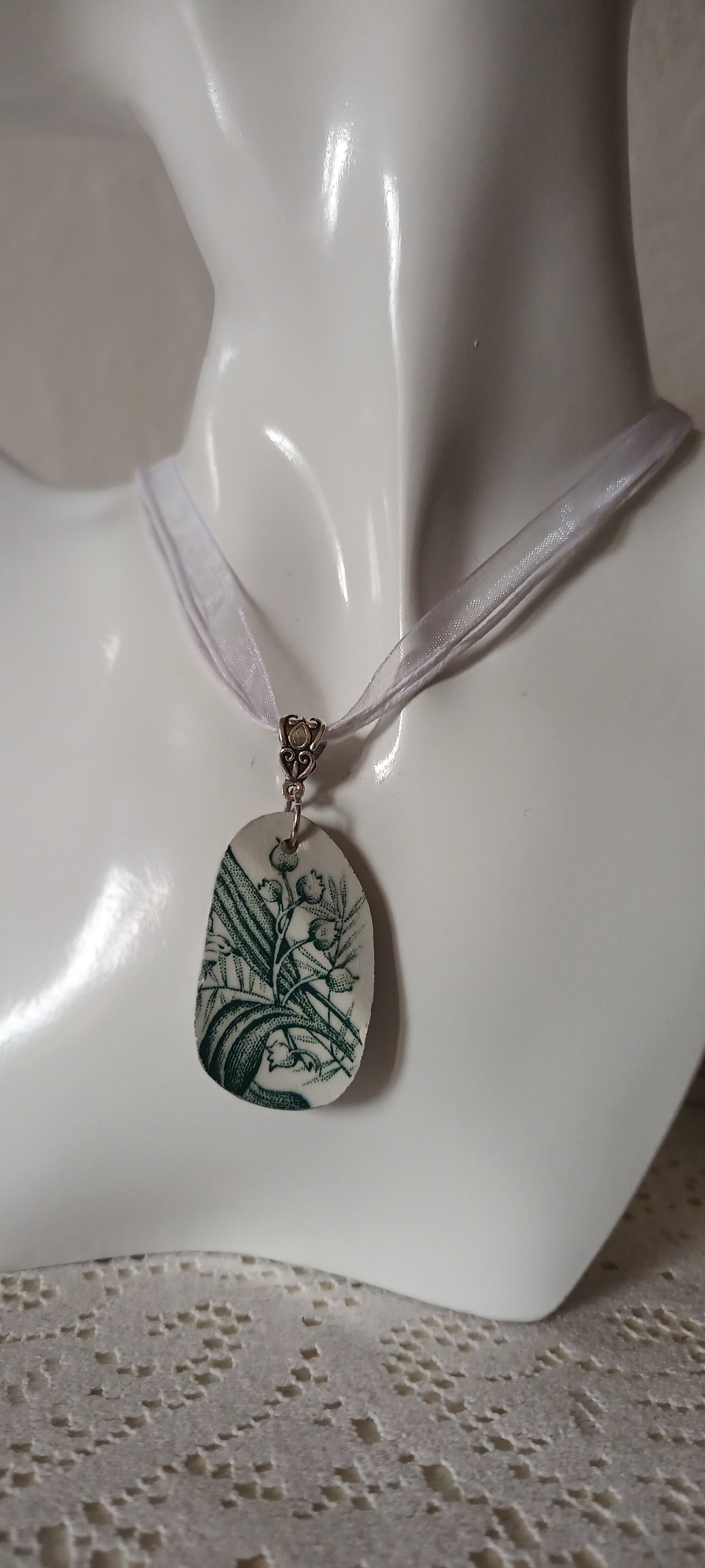 Pendentif créé à partir d'une assiette ancienne fleurie muguet