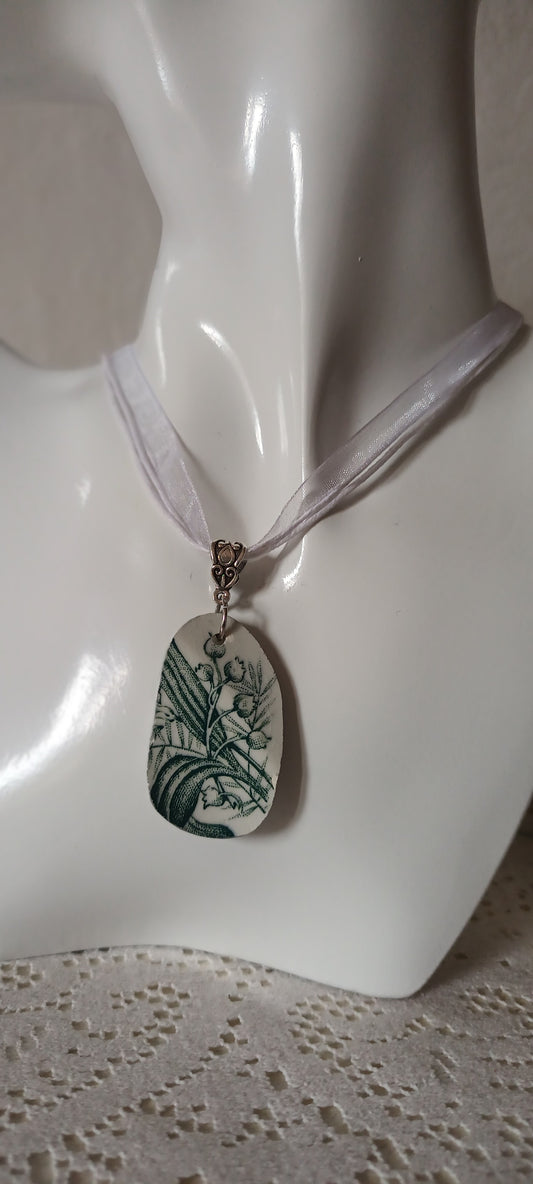 Pendentif créé à partir d'une assiette ancienne fleurie muguet